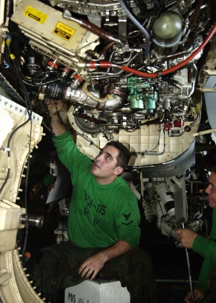 US Navy 021004-N-8794V-002 F-A-18E fuselage maintenance