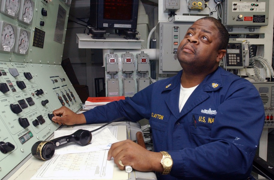 US Navy 030224-N-6141B-092 Damage Control Central (DCC) aboard USS Anzio