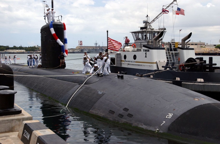 US Navy 030606-N-3707W-001 The crew of the Los Angeles-class attack submarine USS Columbia (SSN 771) moor the submarine to a Pearl Harbor pier