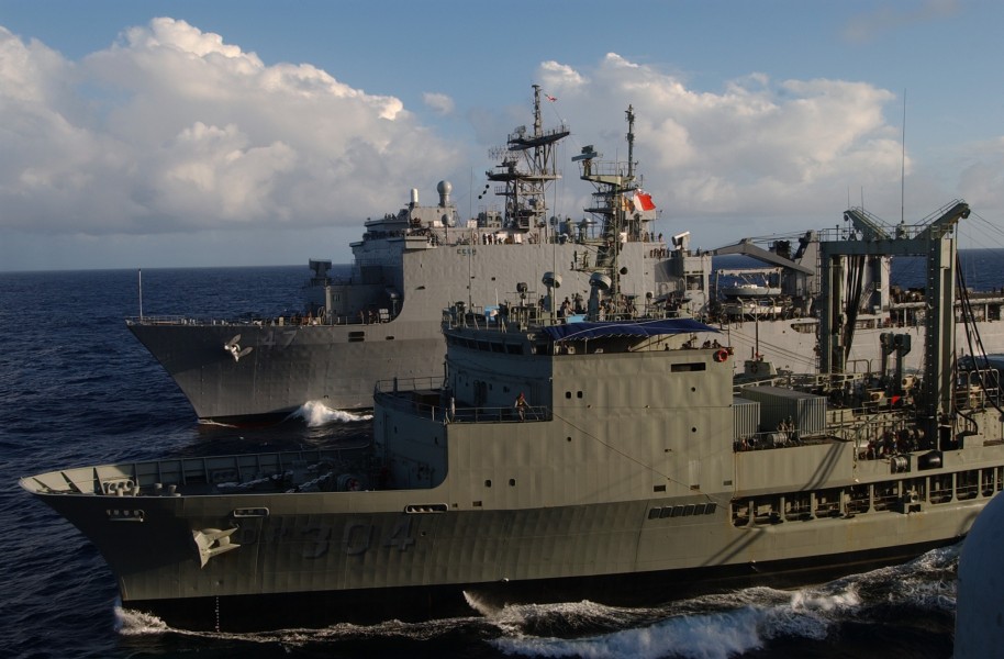 US Navy 040711-N-5055W-067 he amphibious dock landing ship USS Rushmore (LSD 47) and the Australian auxiliary oiler replenishment ship HMAS Success (AOR 304)