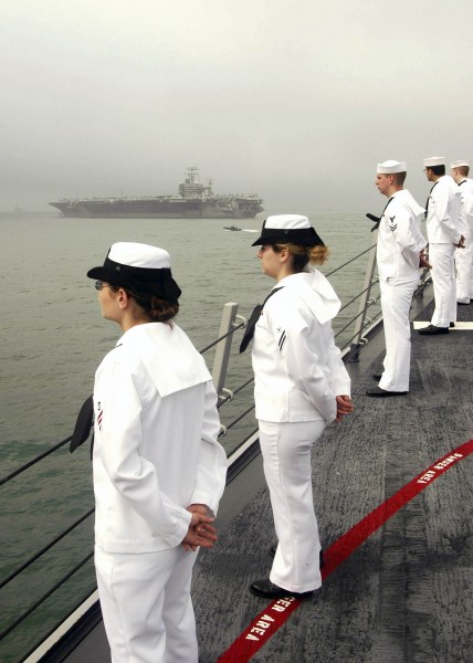 US Navy 060410-N-7981E-105 The crew of the Arleigh Burke-class Guided Missile Destroyer USS Shoup (DDG 86) man the rails