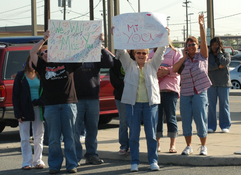 US Navy 060418-N-1713L-005 Family members bid farewell to Sailors assigned to the amphibious transport dock USS Trenton (LPD 14)
