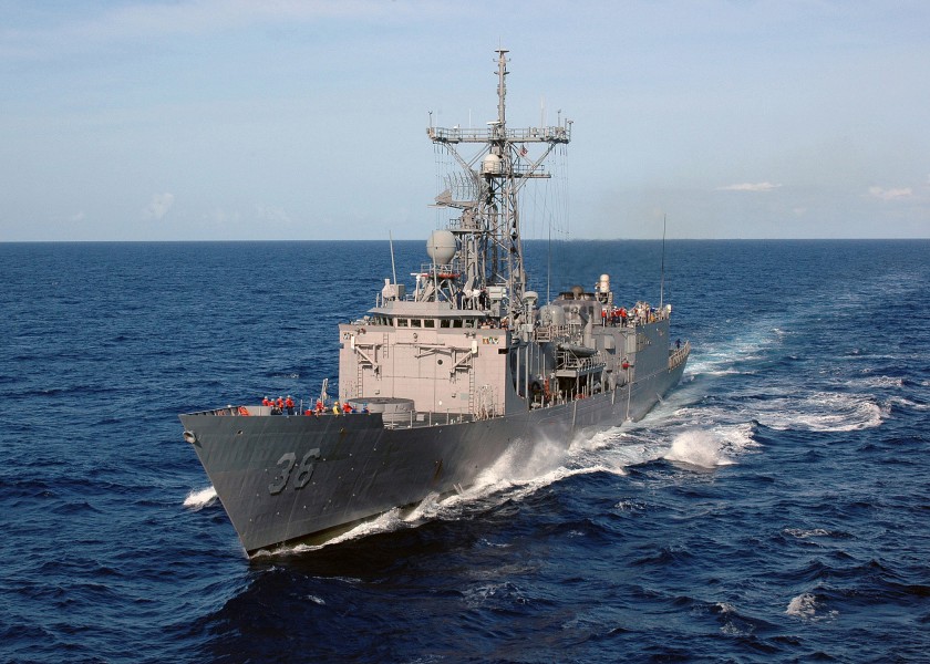 US Navy 060428-N-5188B-008 Guided-missile frigate USS Underwood (FFG 36) prepares to receive fuel from the Nimitz-class aircraft carrier USS George Washington (CVN 73)