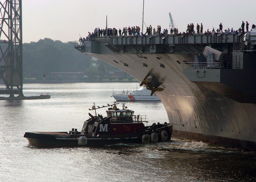 US Navy 070827-N-5248R-002 Nuclear-powered aircraft carrier USS George Washington (CVN 73) departs Norfolk Naval Shipyard 