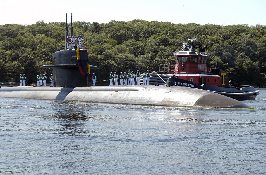 US Navy 080821-N-8467N-005 USS Dallas (SSN 700) transits the Thames River