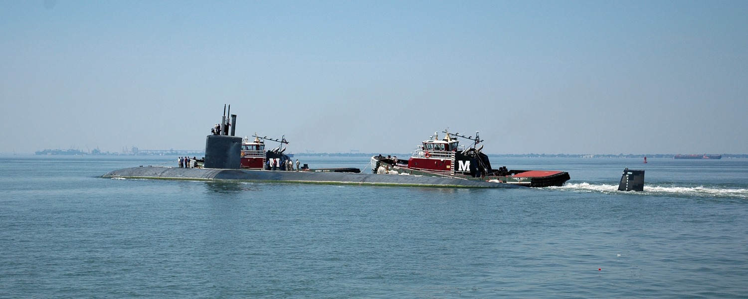 US Navy 080904-N-7705S-072 The Los Angeles class attack submarine USS Scranton (SSN 756) is towed into the Elizabeth River