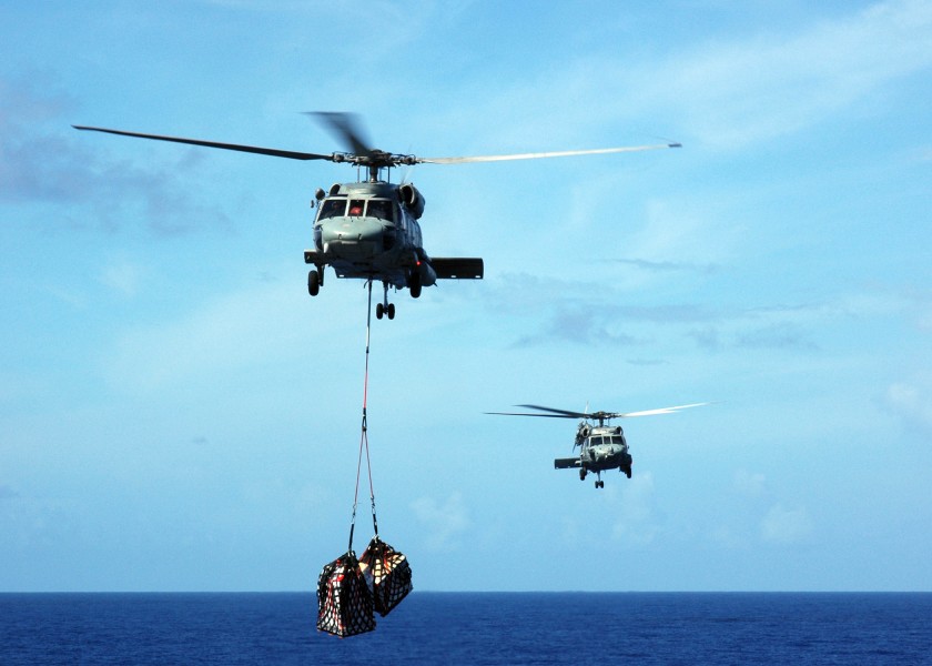 US Navy 081018-N-1062H-068 An SH-60F Sea Hawk transports cargo from the Military Sealift Command cargo-ammunition ship USNS Alan Shepard (T-AKE 3)