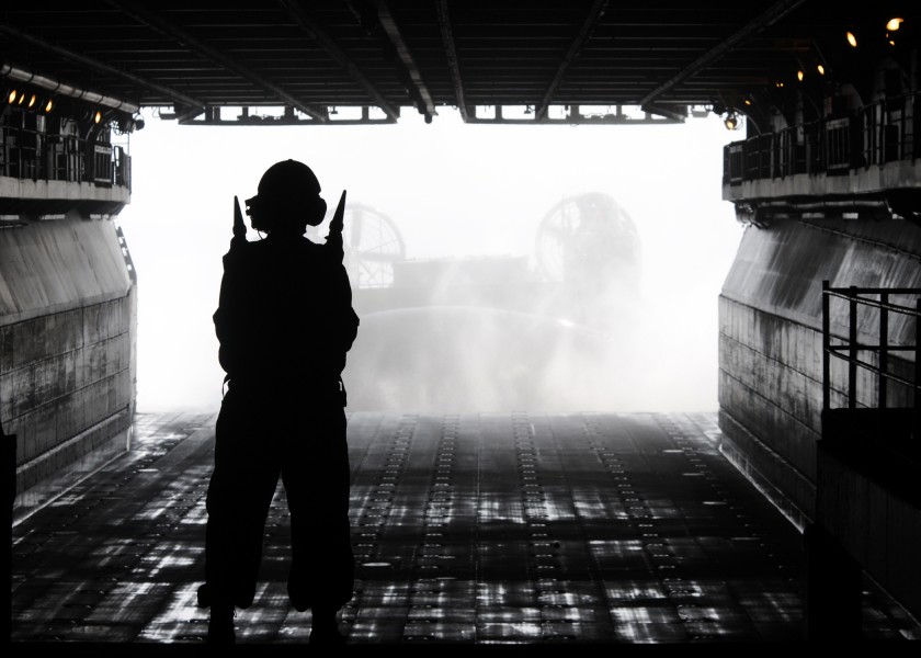 US Navy 100709-N-2908M-007 Boatswain's Mate 3rd Class Sweanda Africa directs a landing craft air cushion (LCAC) as it approaches the amphibious assault ship USS Kearsarge (LHD 3)