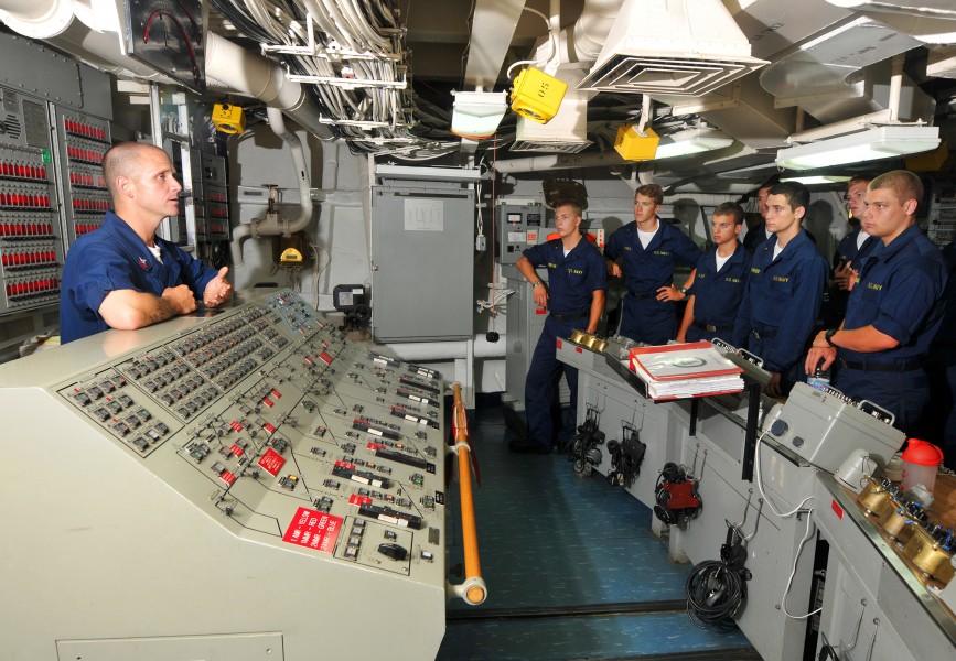 US Navy 100731-N-7948R-001 Hull Technician Gregory Ellis teaches midshipmen about the importance of damage control in damage control central aboard USS Pearl Harbor (LSD 52)