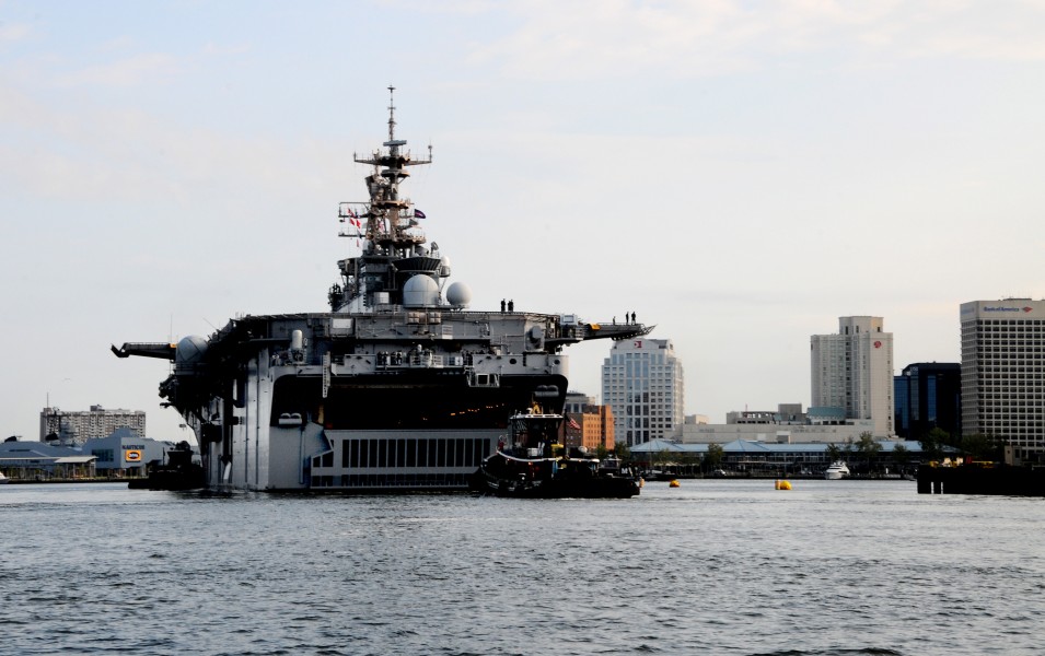 US Navy 100816-N-7508R-385 The multipurpose amphibious assault ship USS Bataan (LHD 5) transits the Elizabeth River