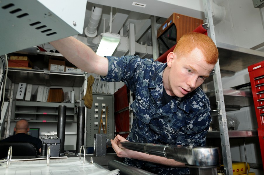 US Navy 110727-N-NB544-051 Aviation Boatswain's Mate (Equipment) Airman Chris Bass calibrates a 600-pound torque wrench aboard USS Ronald Reagan (C