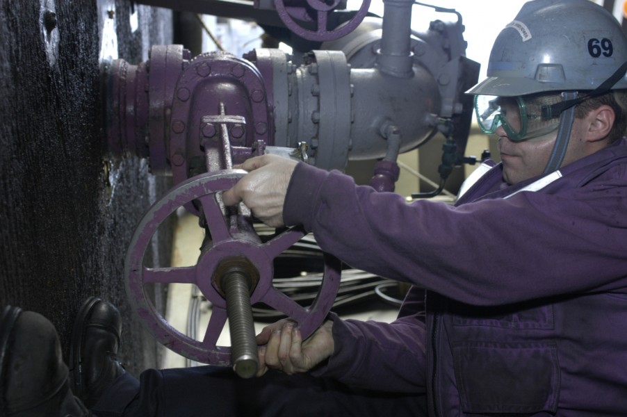 USN sailor operates fuel valve Â· 070115-N-9479M-004