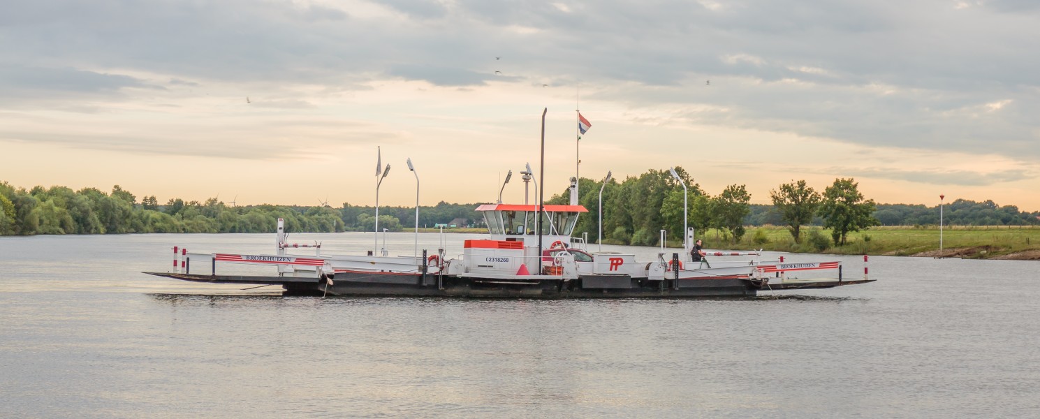 Veerpont in de Maas bij Broekhuizen (Horst aan de Maas) in provincie Limburg in Nederland 01