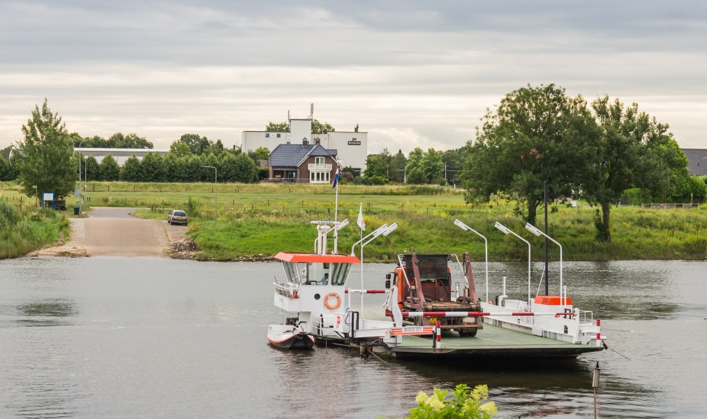 Veerpont in de Maas bij Broekhuizen (Horst aan de Maas) in provincie Limburg in Nederland 03