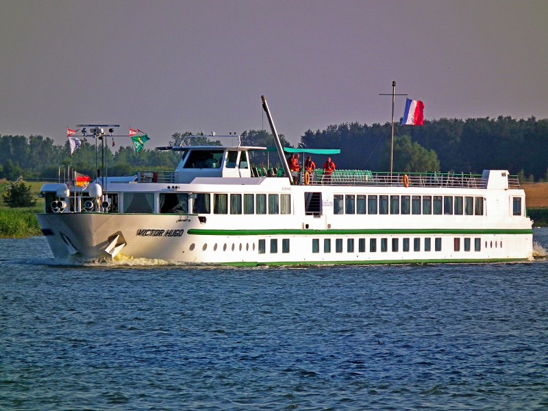 Victor Hugo (ship, 2000) 001