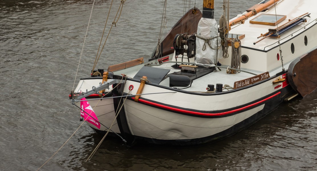 Vrachtschip ‘Tiid is Jild’ van Tj. Terpstra 24 Ton tijdens het skûtsjesilen op het Sneekermeer