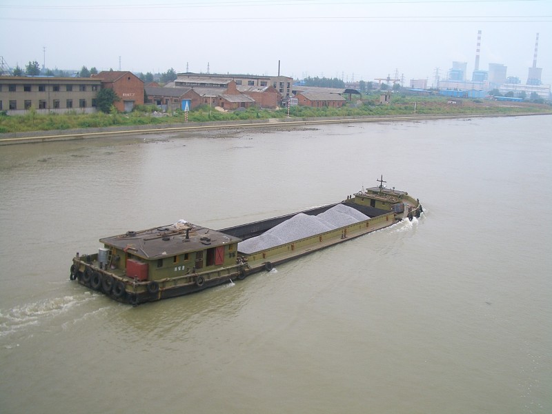 Yangzhou-Modern-Grand-Canal-barge-CIMG3344