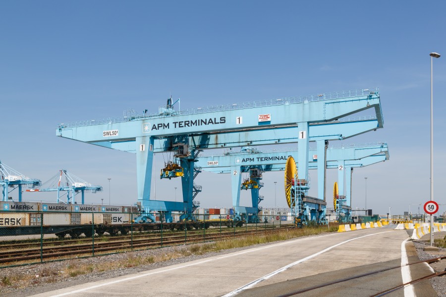 Zeebrugge Belgium Portal-crane-APM-Terminals-01