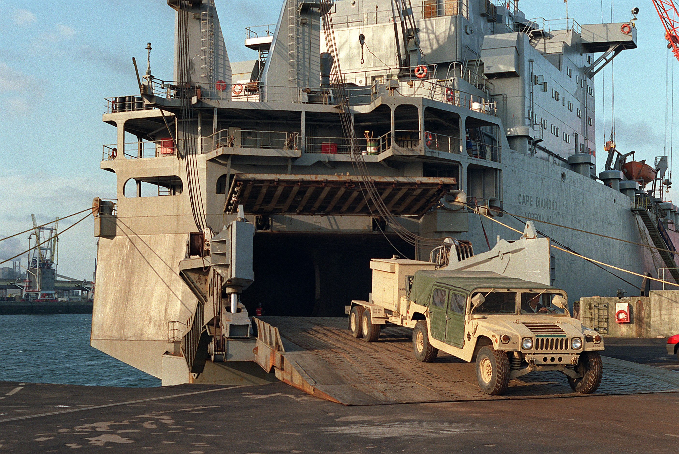 REFORGER 91 HMMWV debarking
