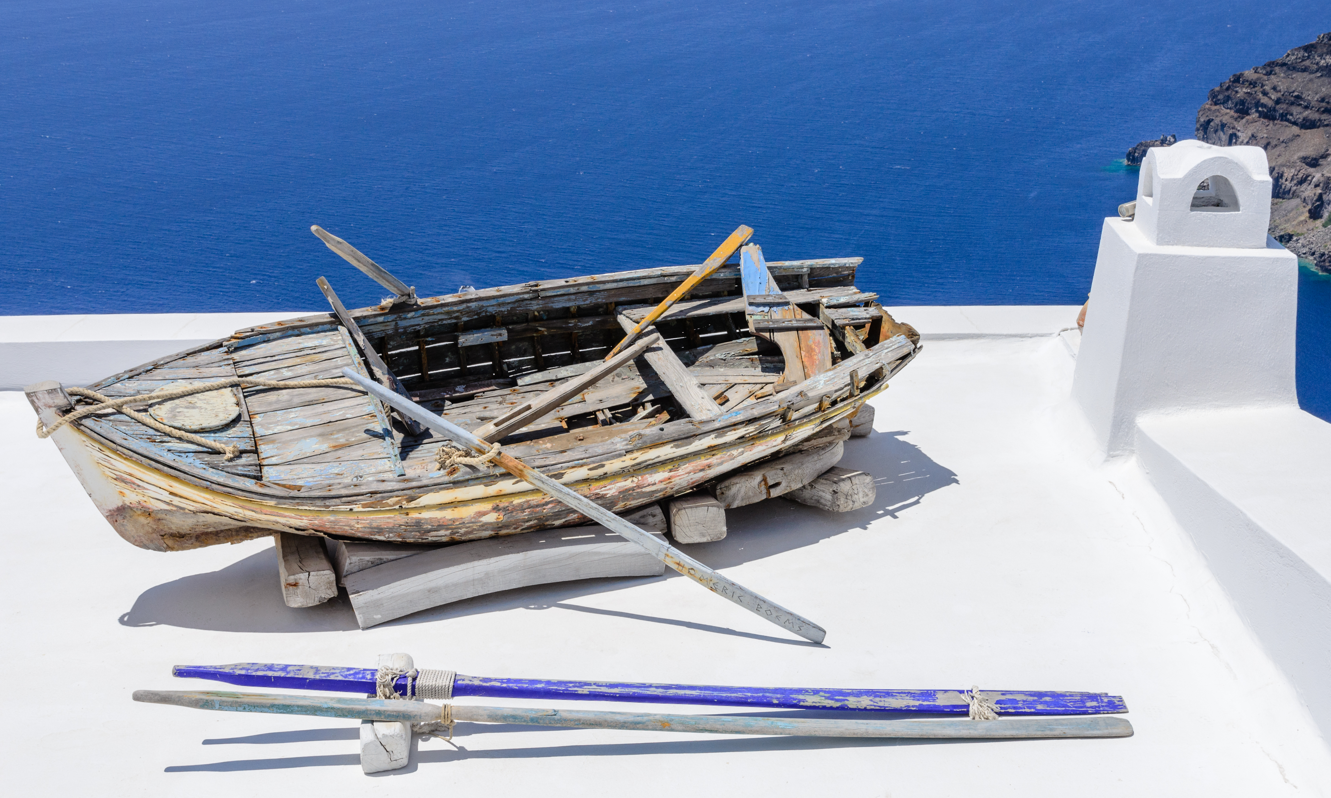 Rowing boat on a house roof - Fira - Santorini - Greece - 02