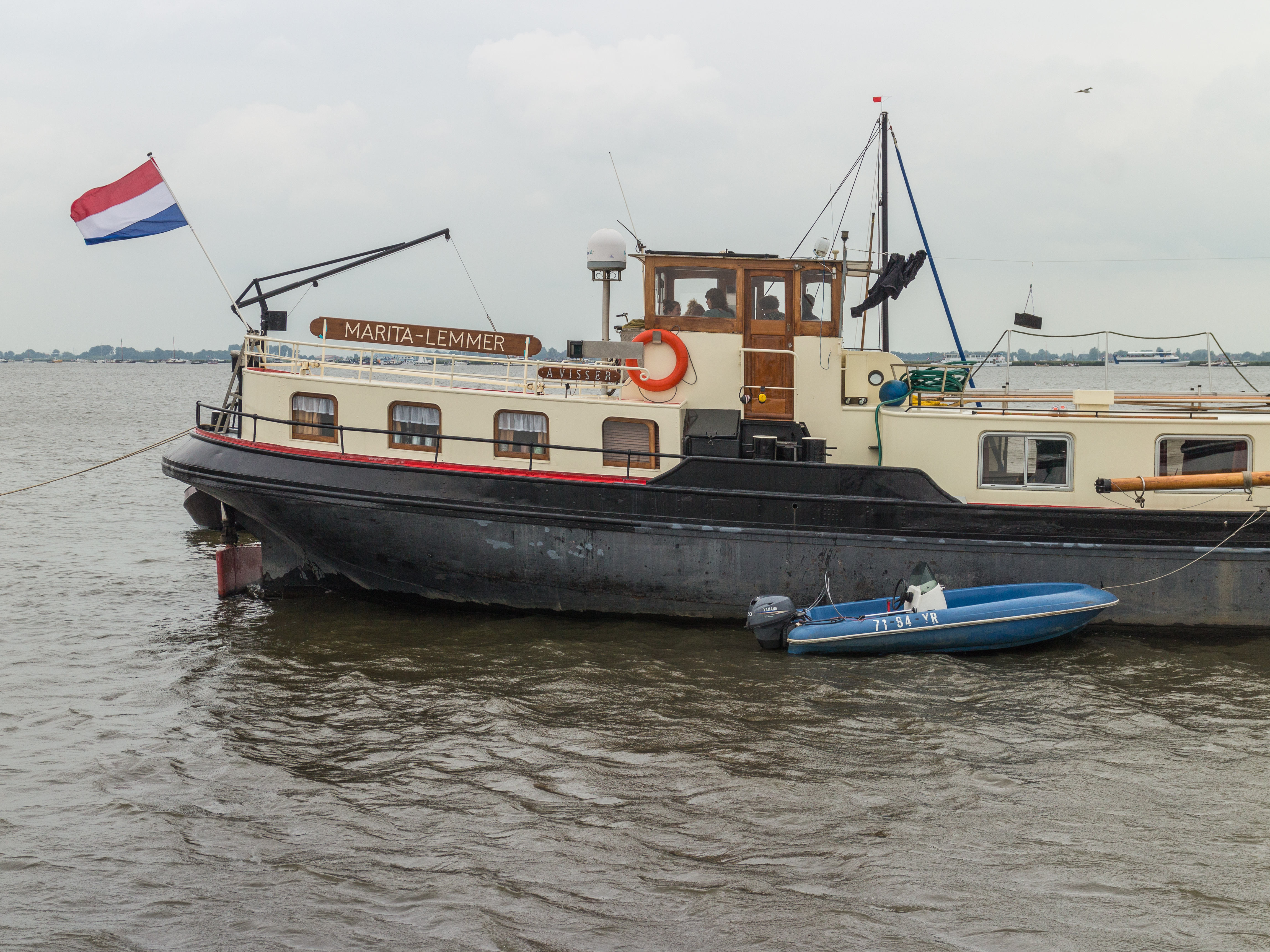Skûtsjesilen. Marita, volgschip Lemster Skûtsje 01
