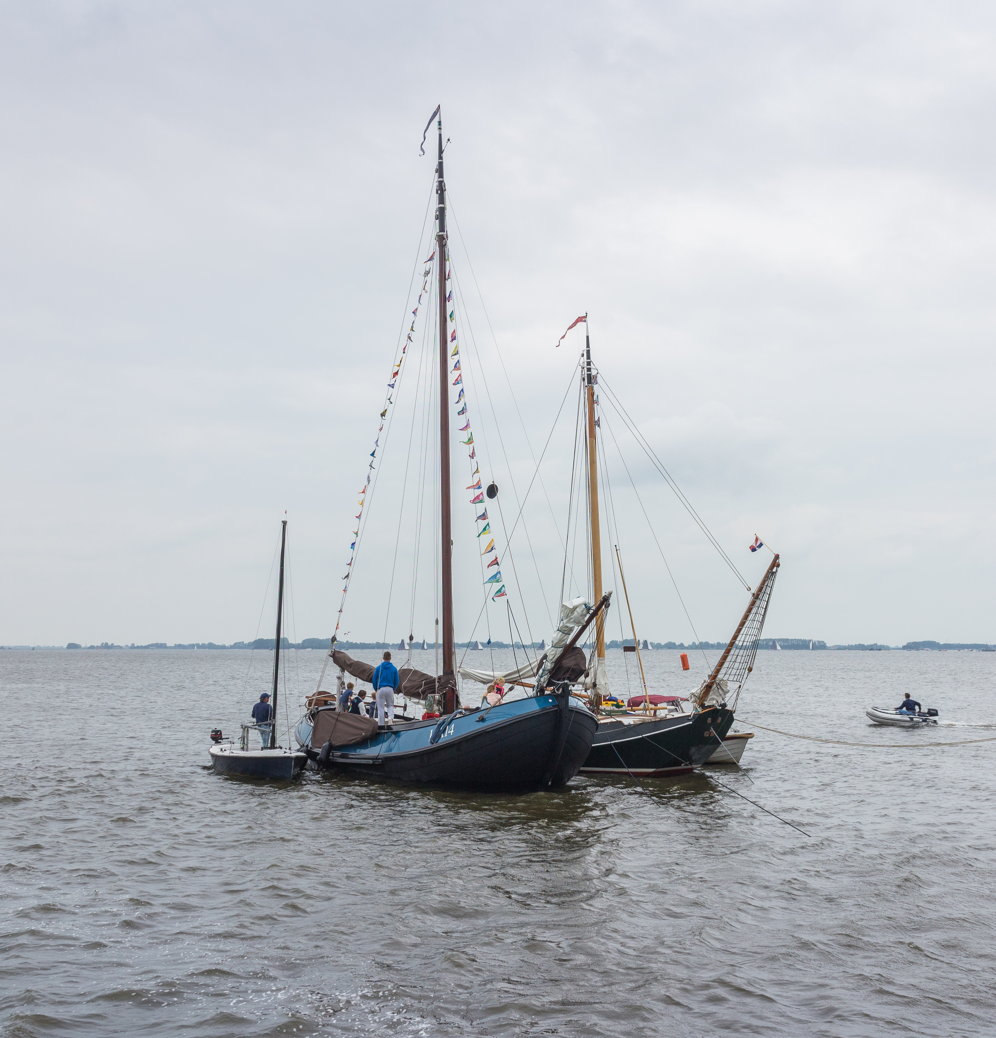 Skûtsjesilen. Toeschouwers Skûtsjesilen op volgschepen 01