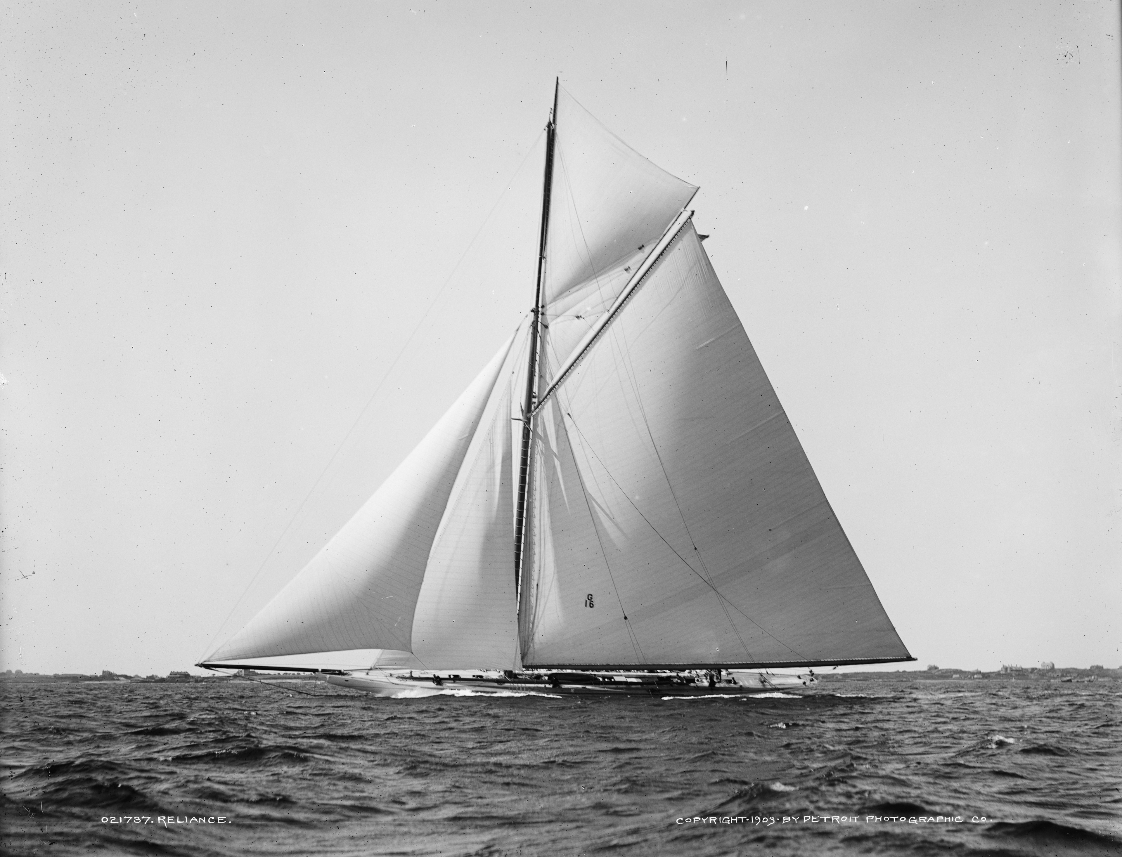 Sloop Reliance-2
