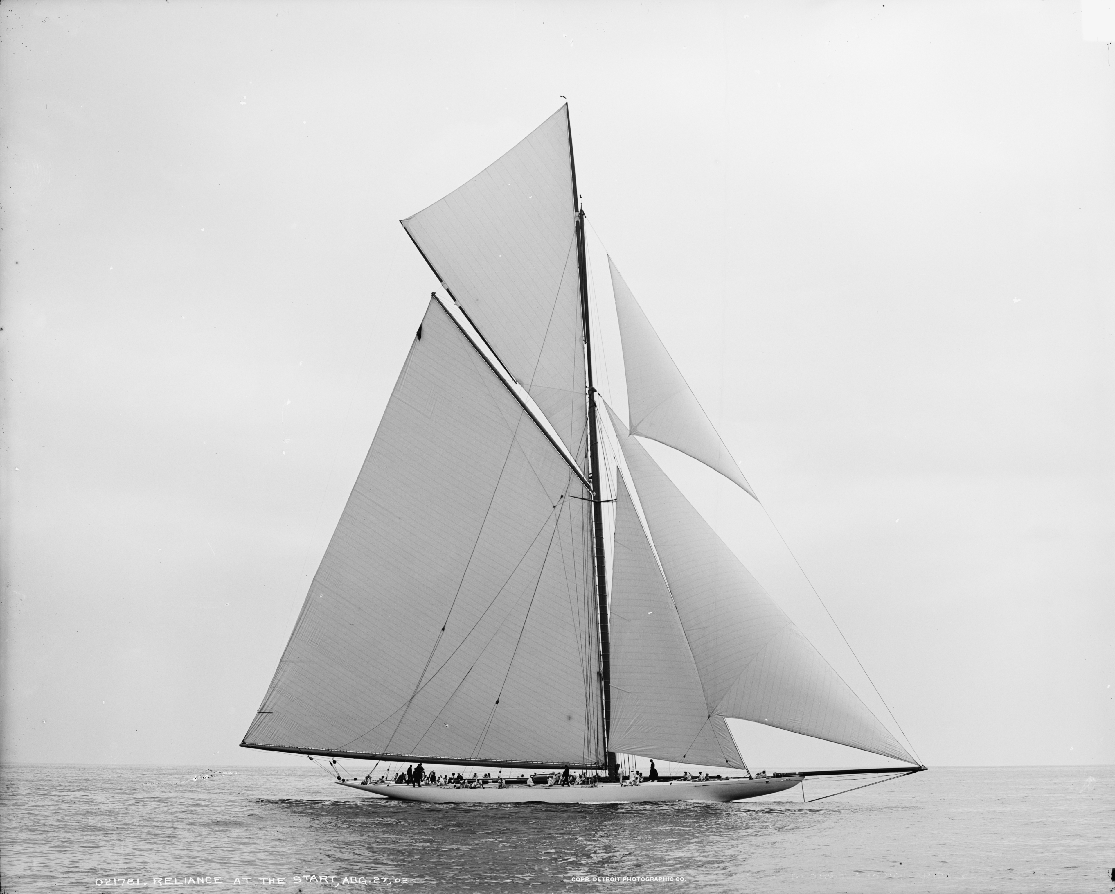 Sloop Reliance-6