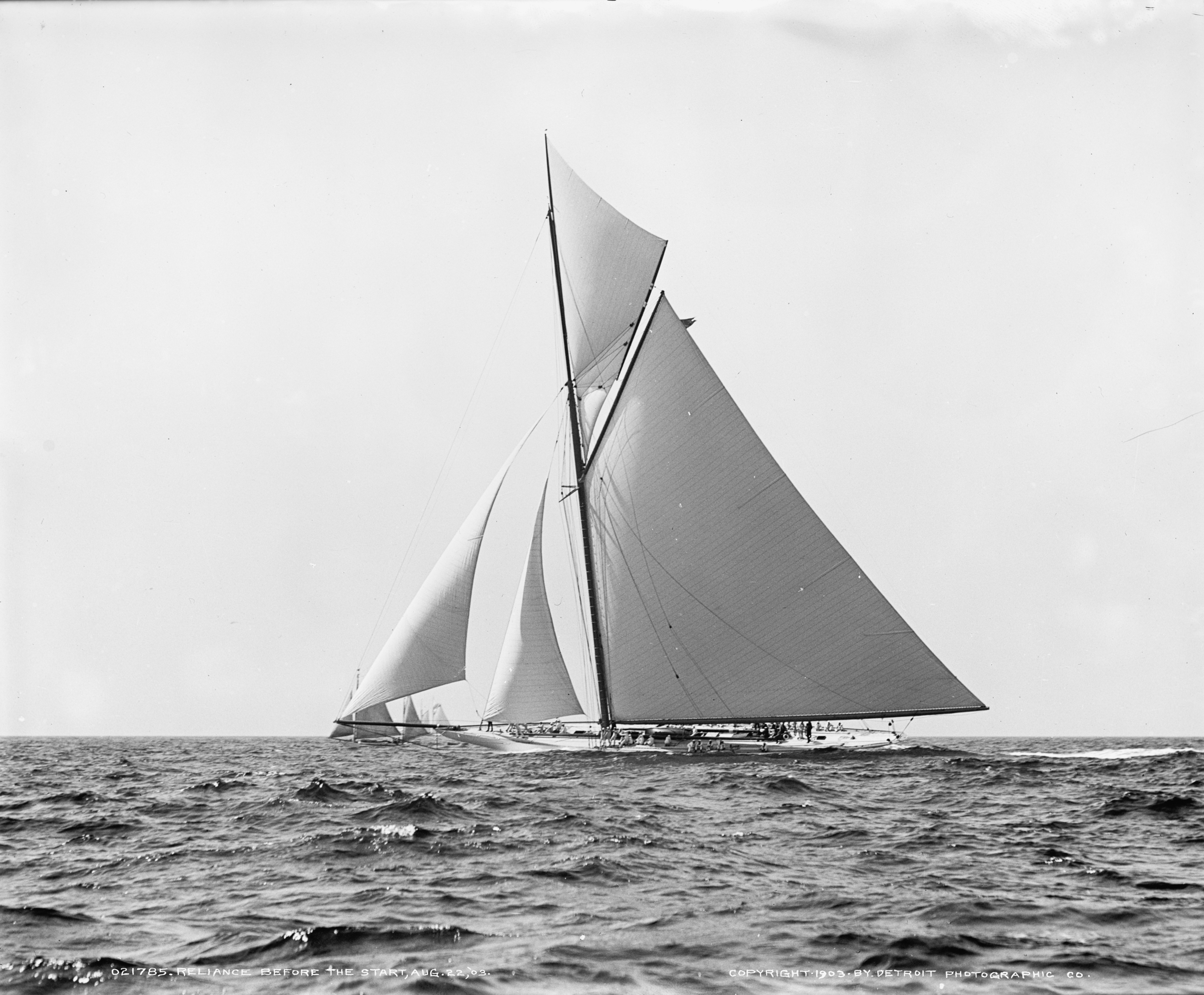 Sloop Reliance-8