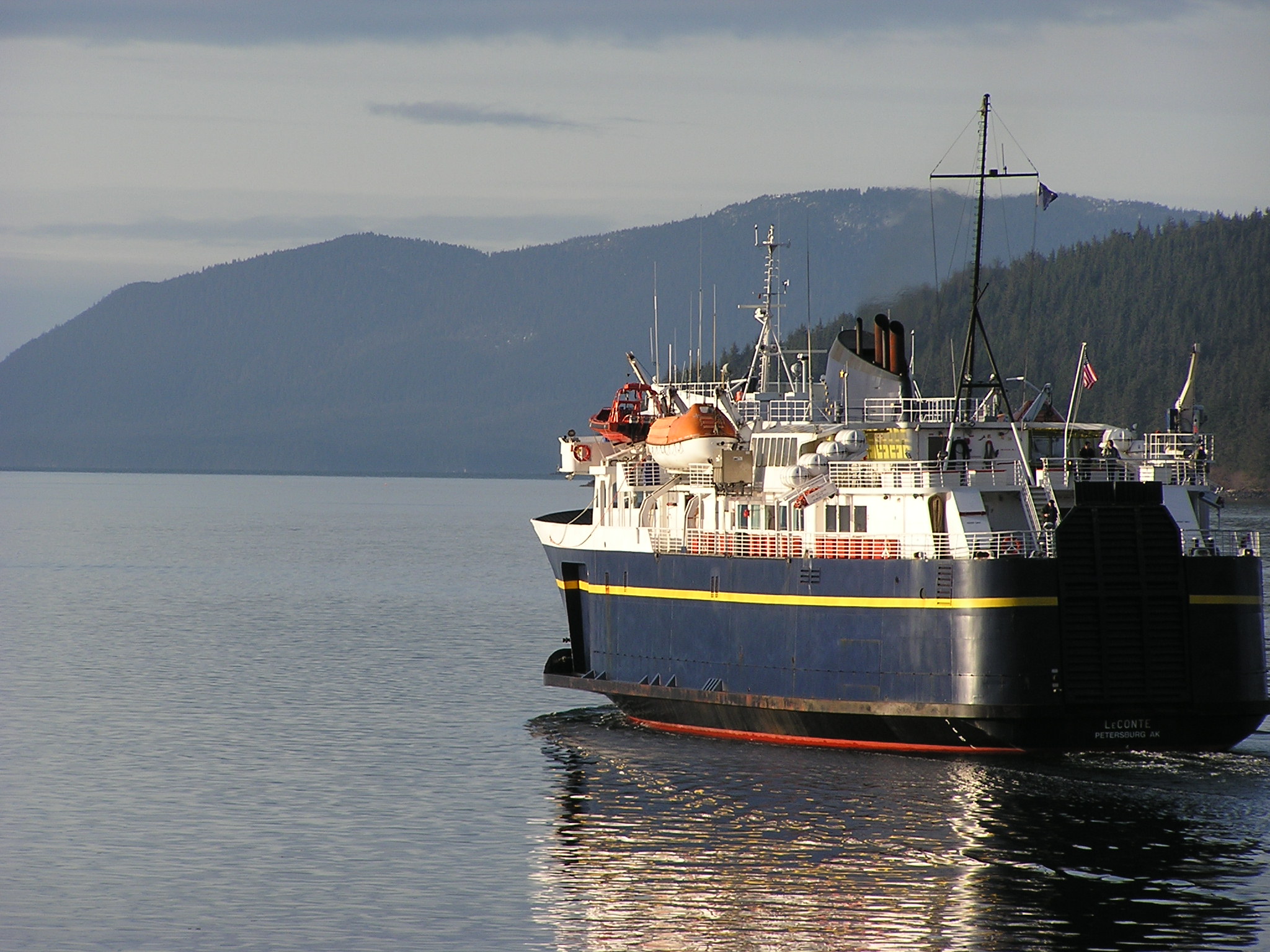 Small ferry heads out of Auke Bay 04