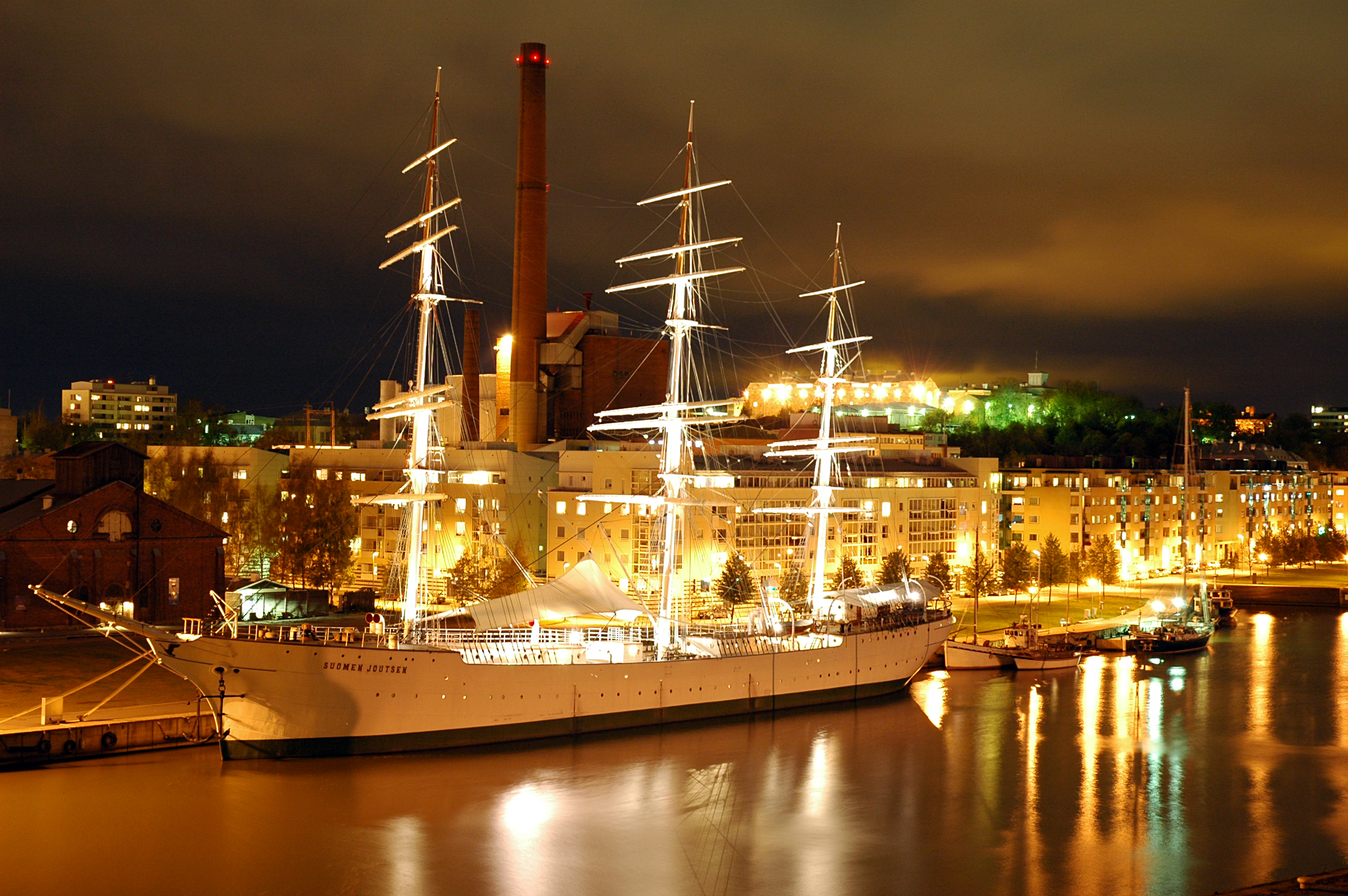 Suomen Joutsen at night 2005
