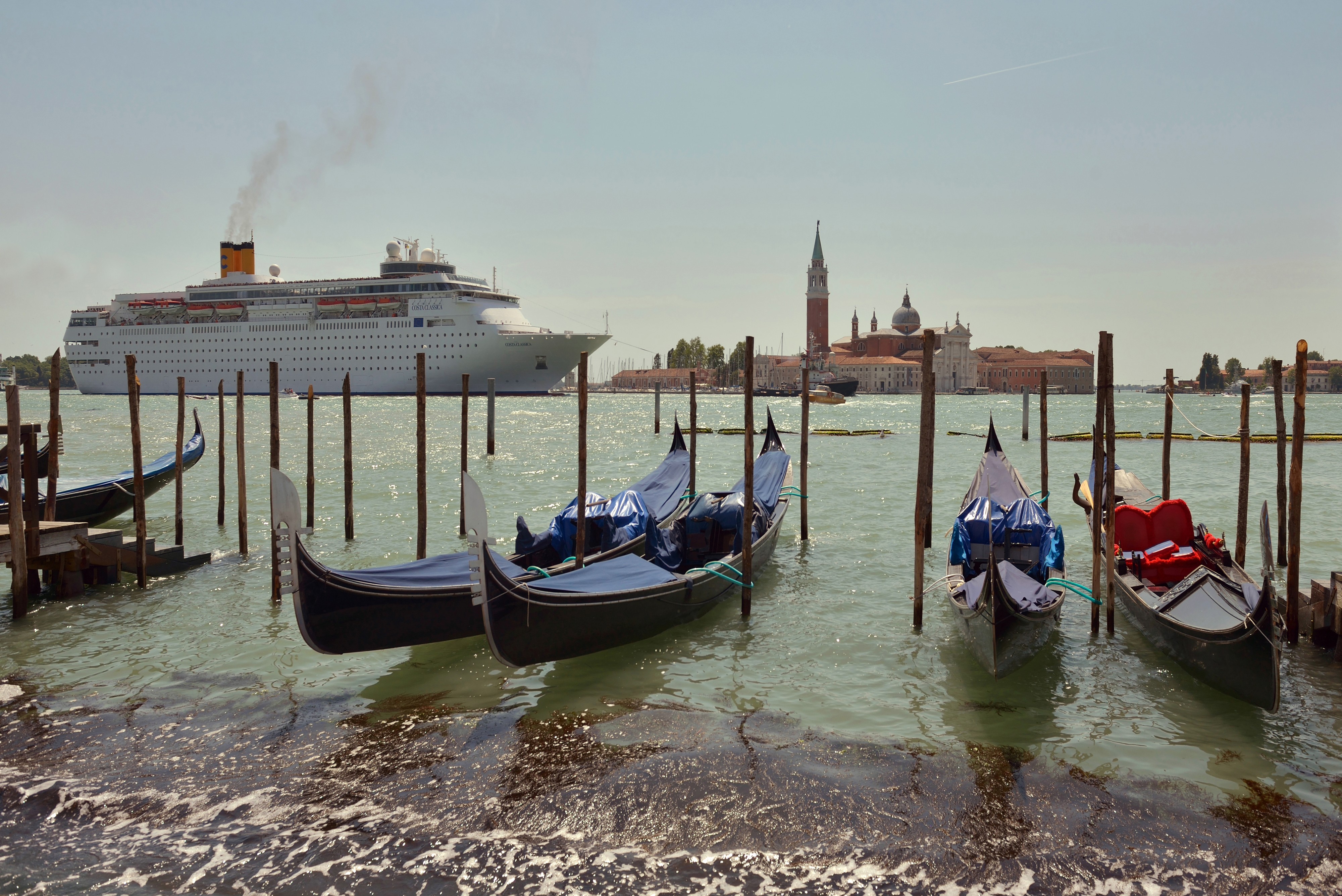 Cruiseship passing bacino San Marco Venise