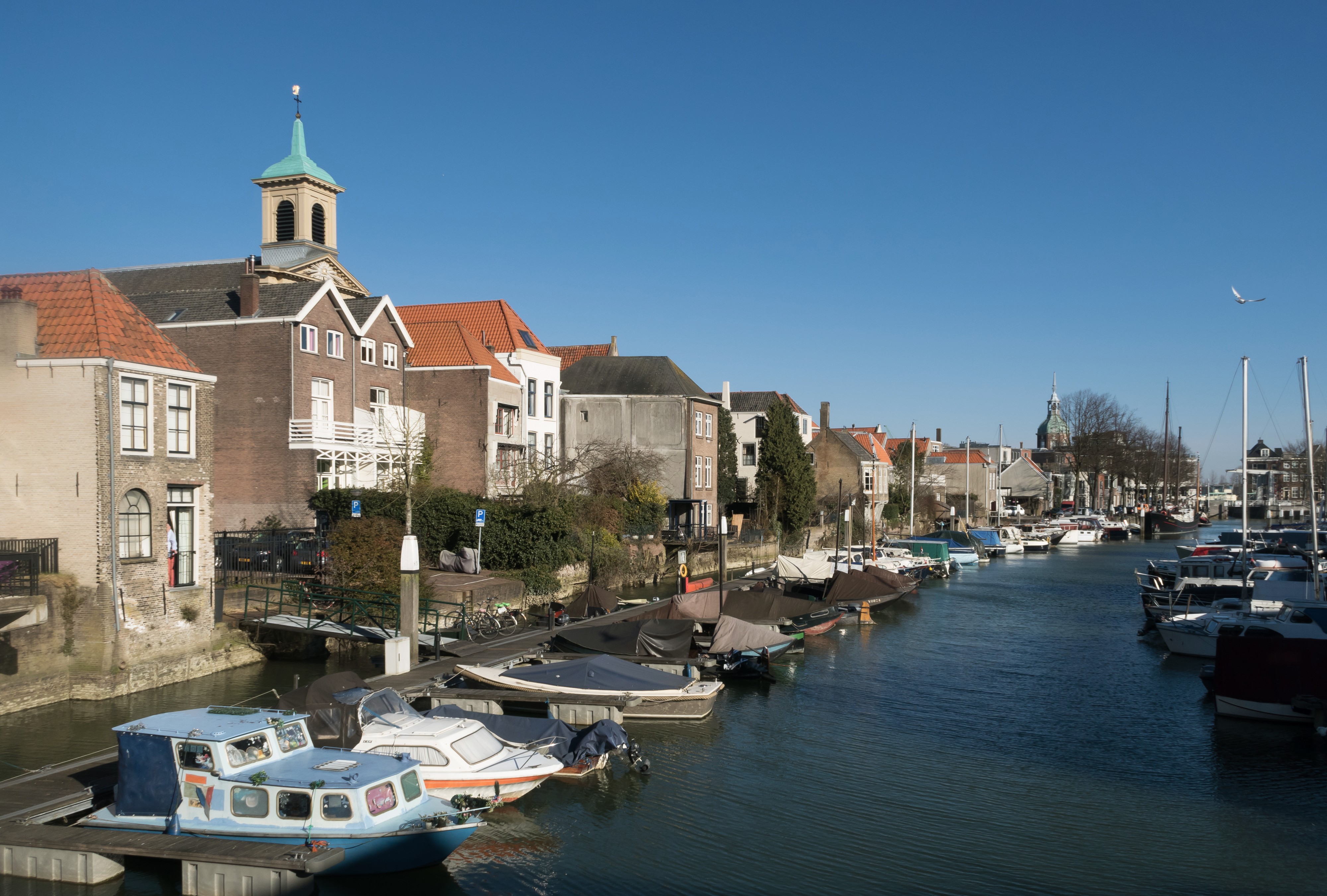 Dordrecht, zicht op de Wijnhaven vanaf de Nieuwbrug RM14043 met links de toren van de Bonifatiuskerk RM13998 IMG 0140 2018-02-25 10.41