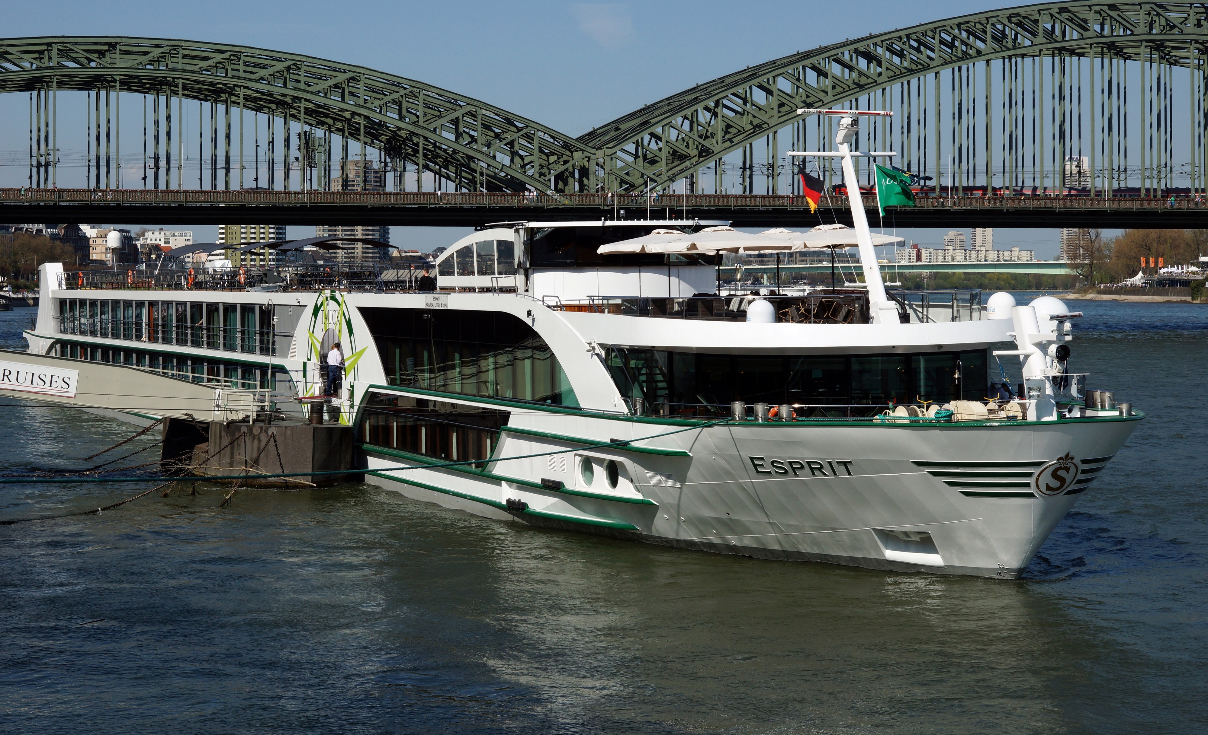 Esprit (ship, 2010) 001