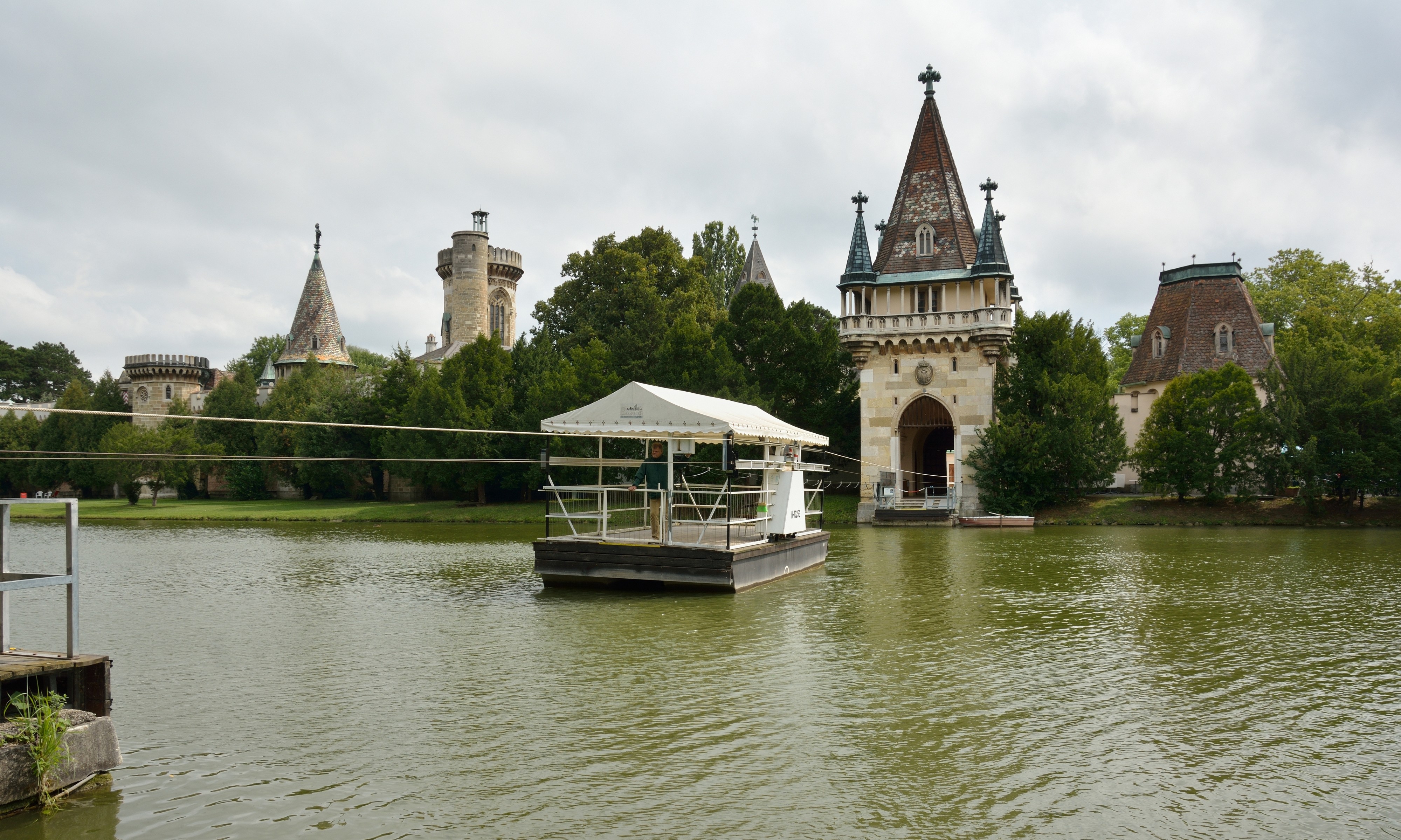 Franzensburg Schlosspark Laxenburg Faehre DSC 4410w