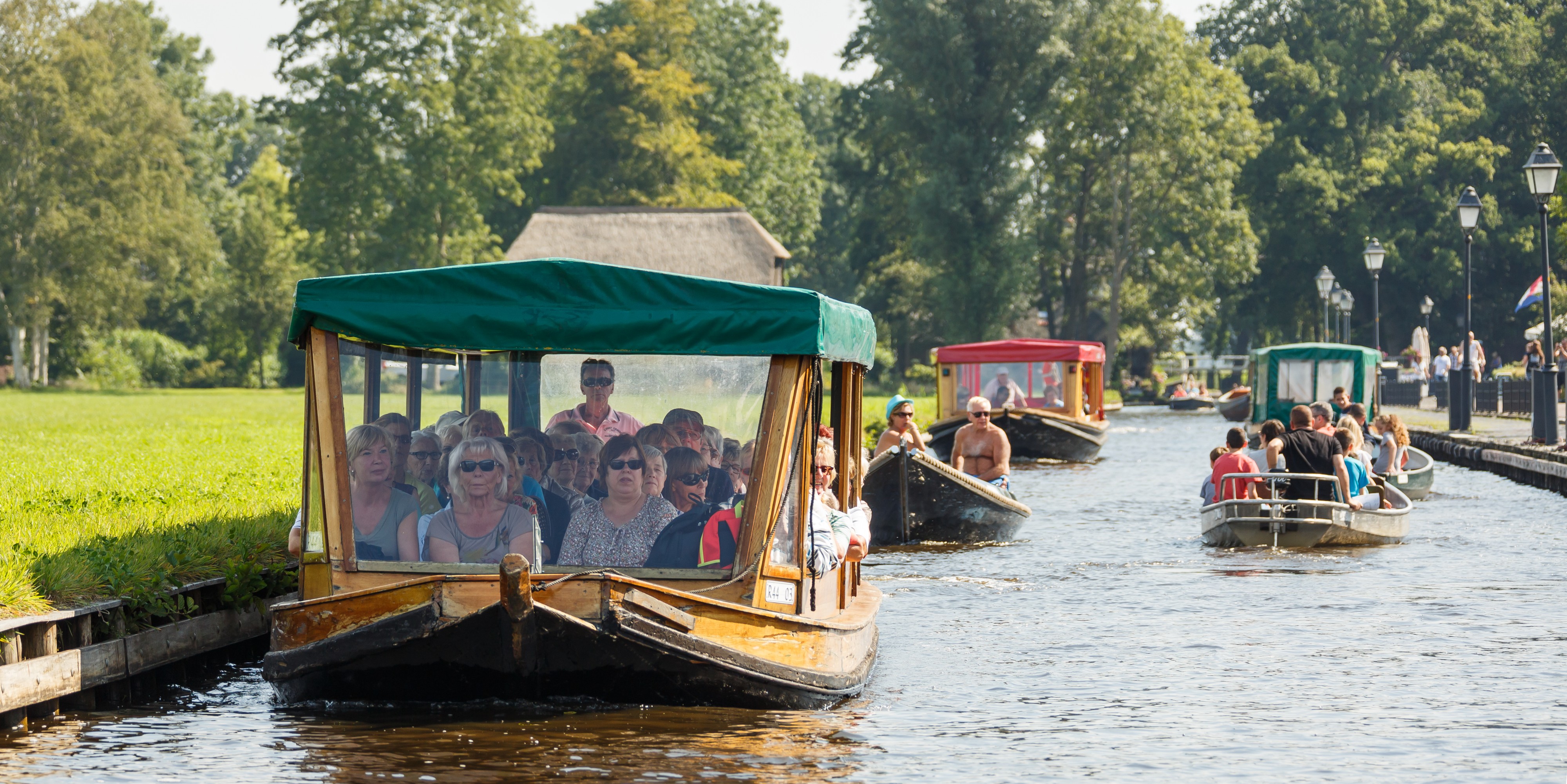 Giethoorn Netherlands Channels-and-houses-of-Giethoorn-05