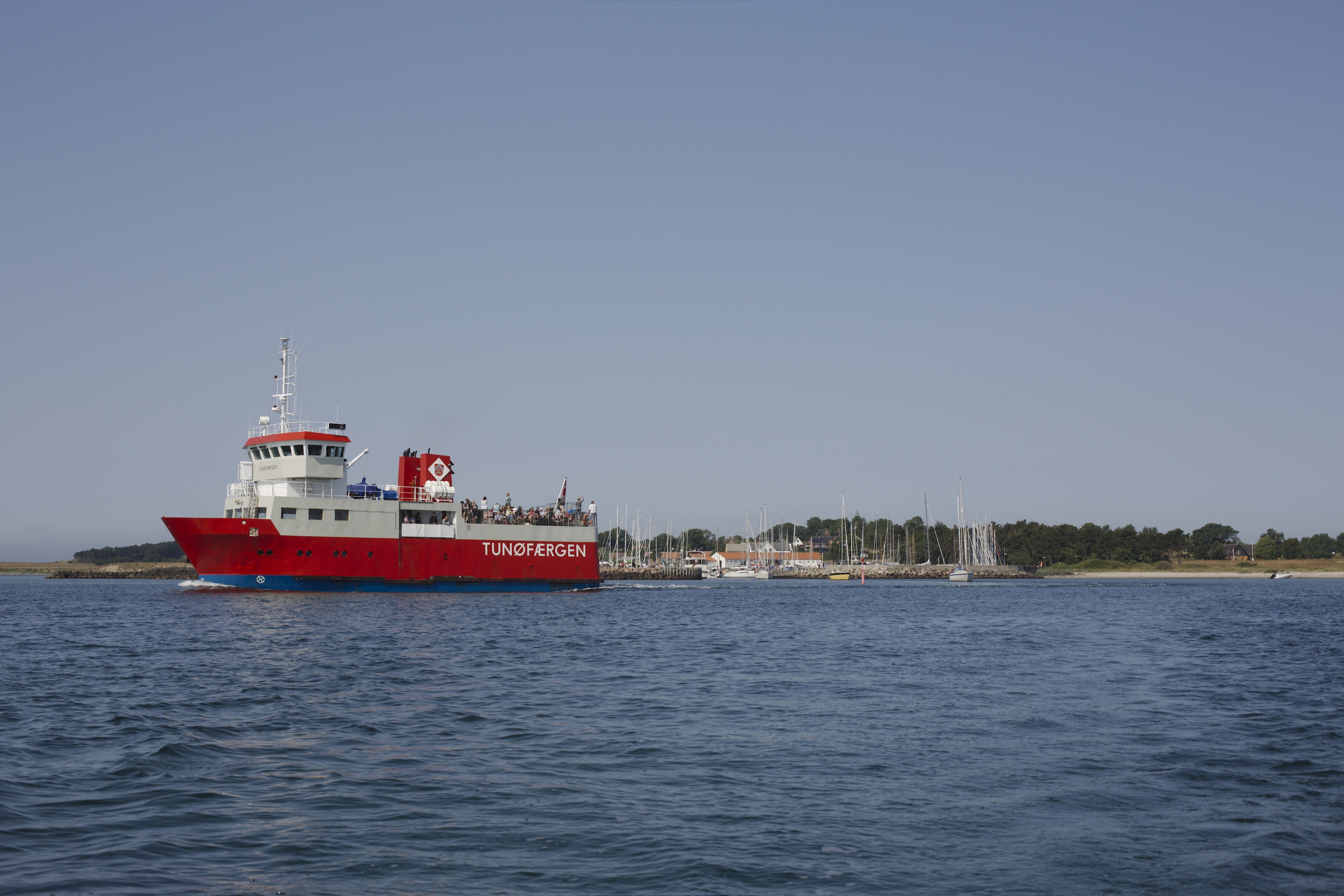 Tunøfærgen på vej ud fra Tunøhavn