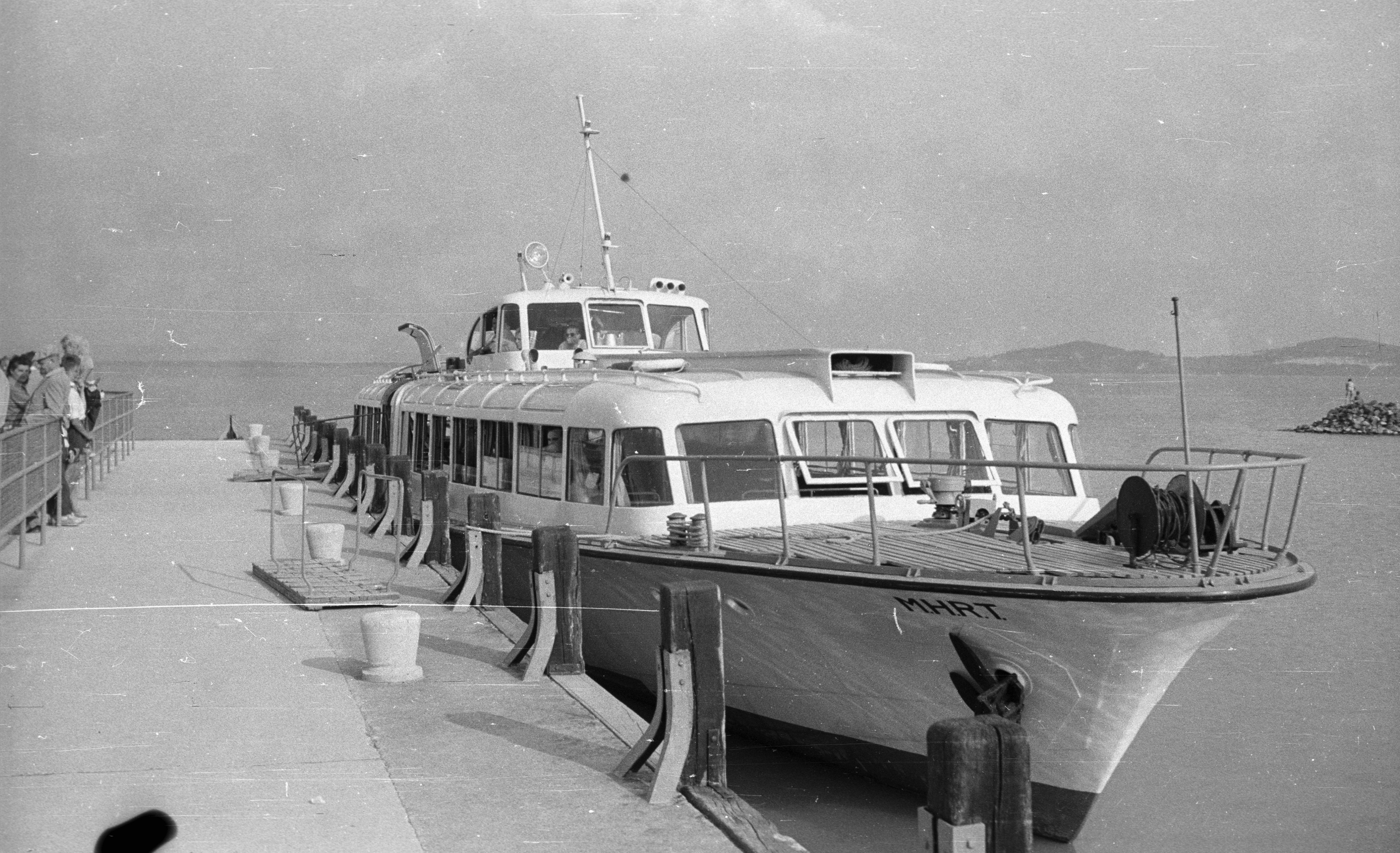 Vízibusz a kikötőben. Fortepan 51024