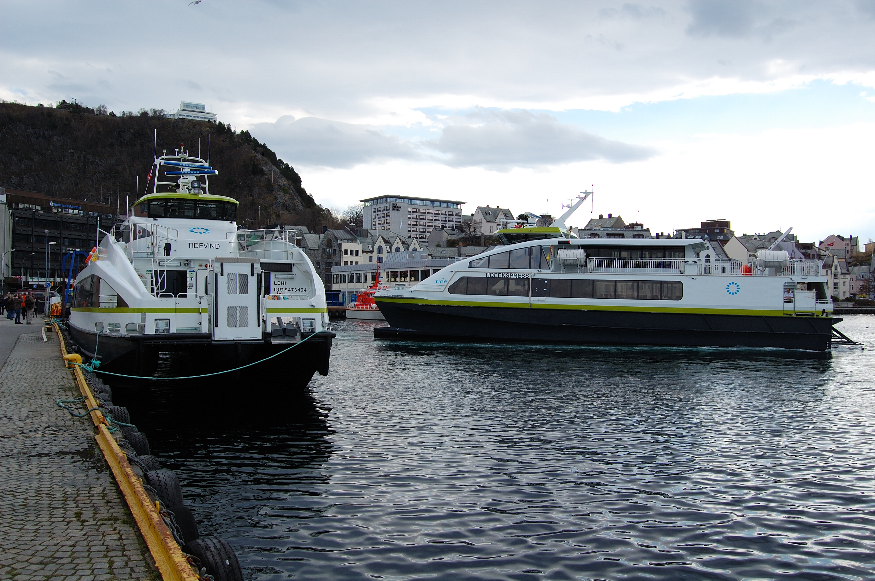 Tideekspres IMO 9481829 Tideving IMO 9473494 Alesund 2009