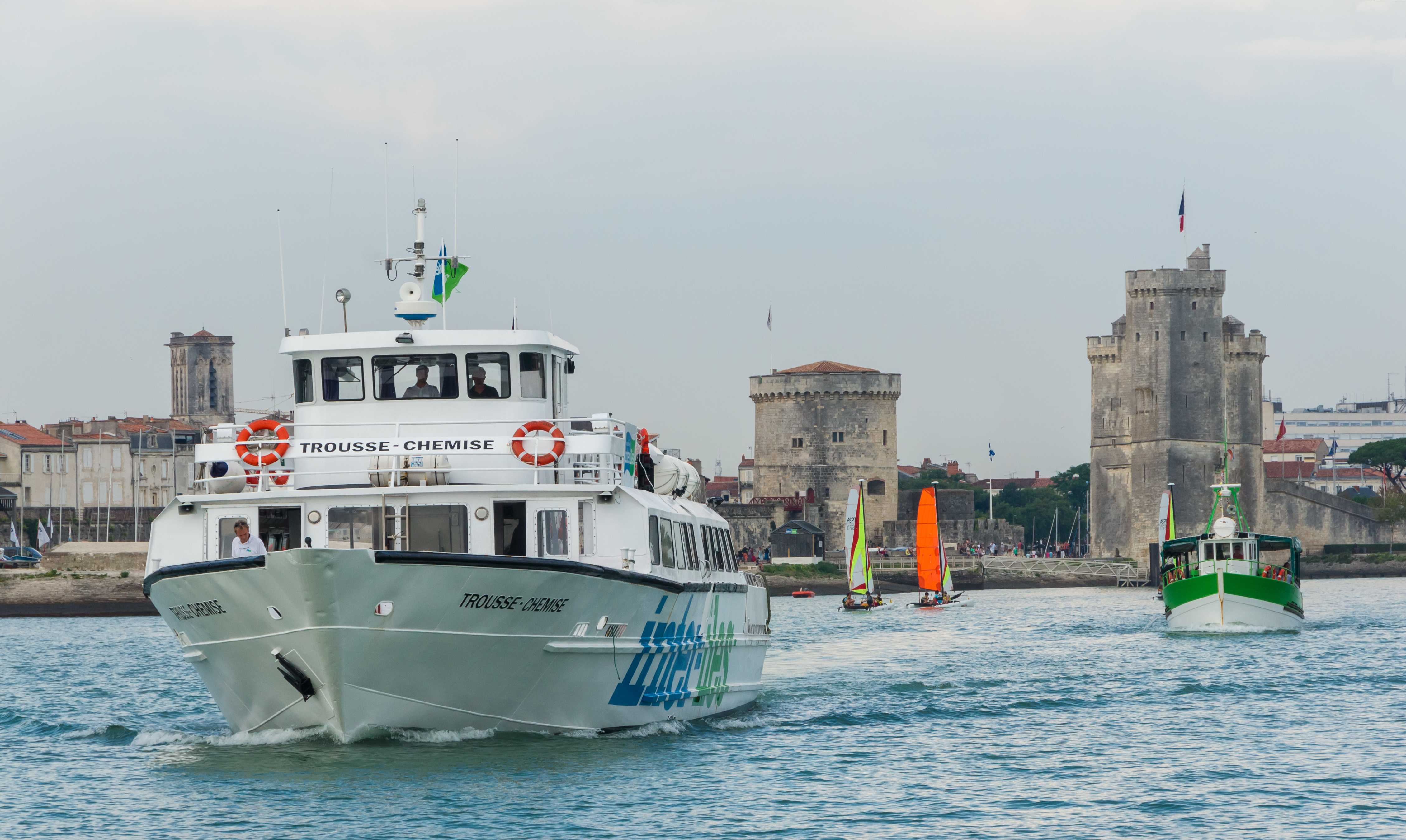 Trousse Chemise old harbor La Rochelle