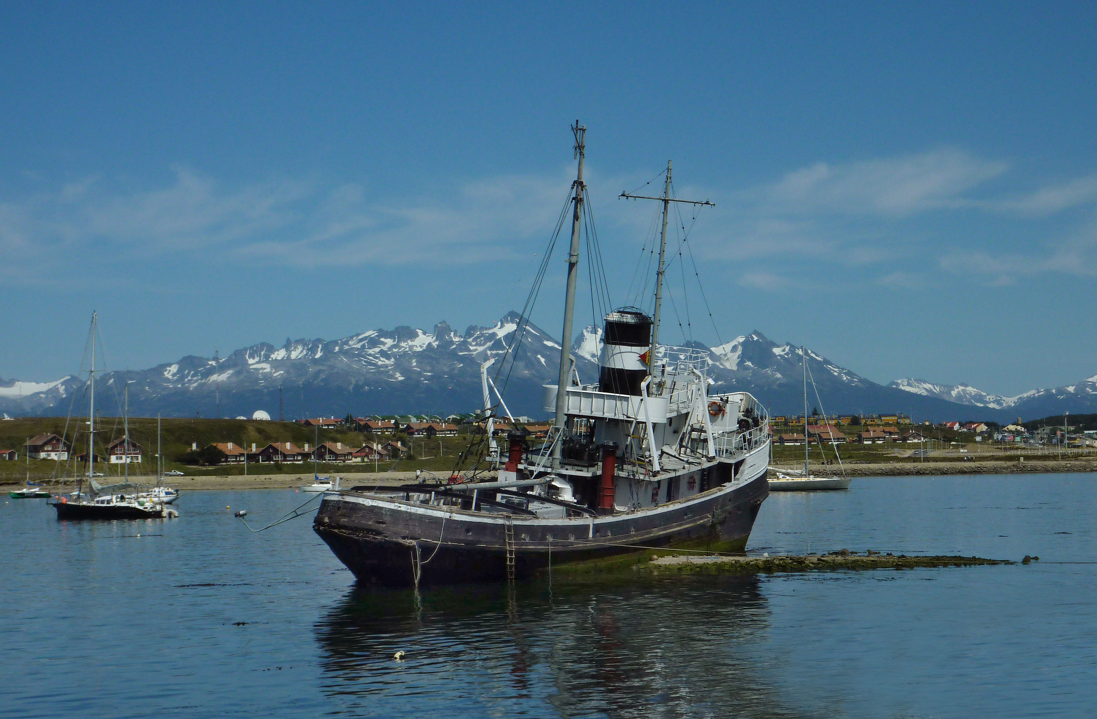 Tug in the port of Ushaiau -c