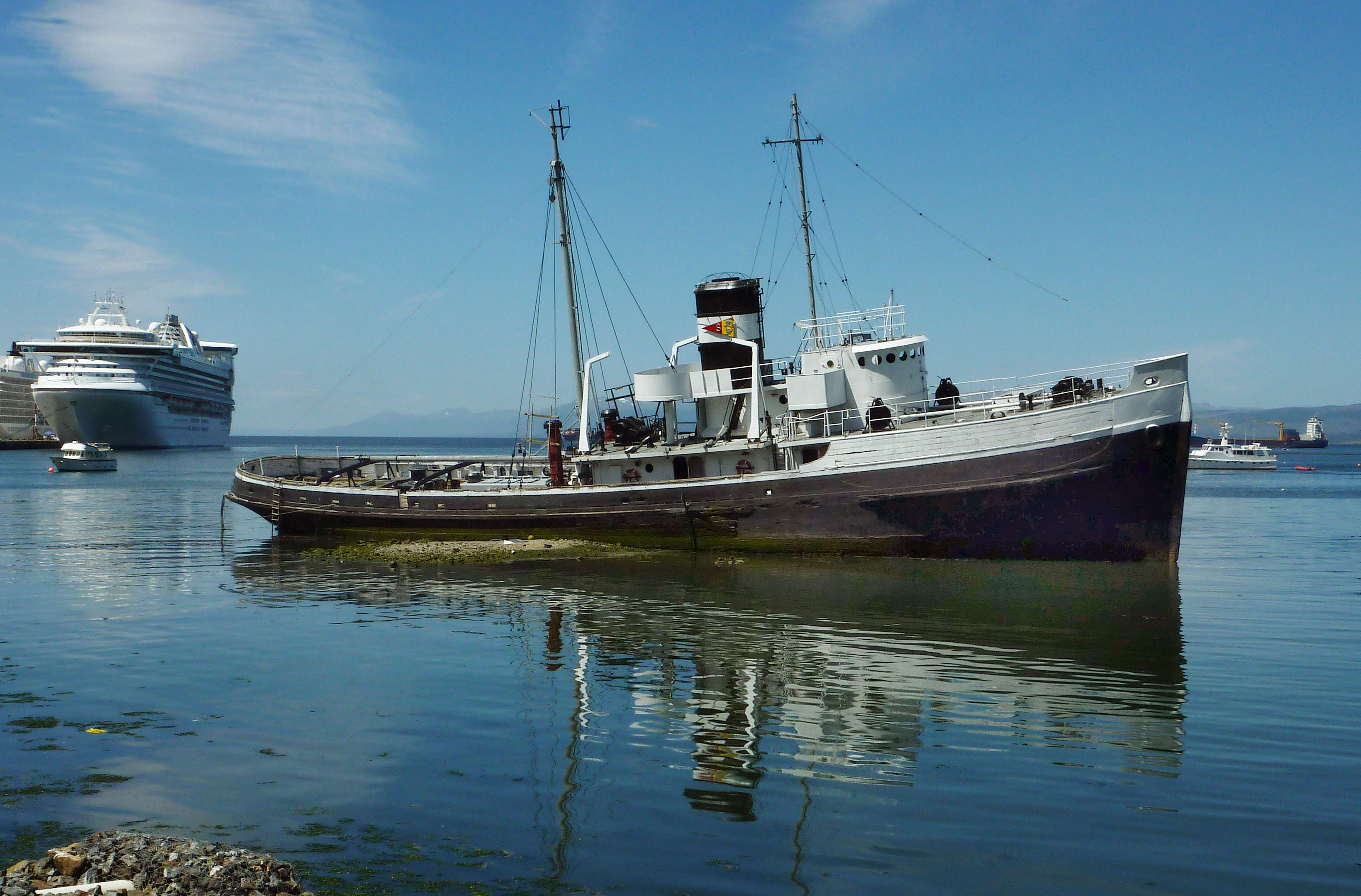 Tug in the port of Ushuaia -a