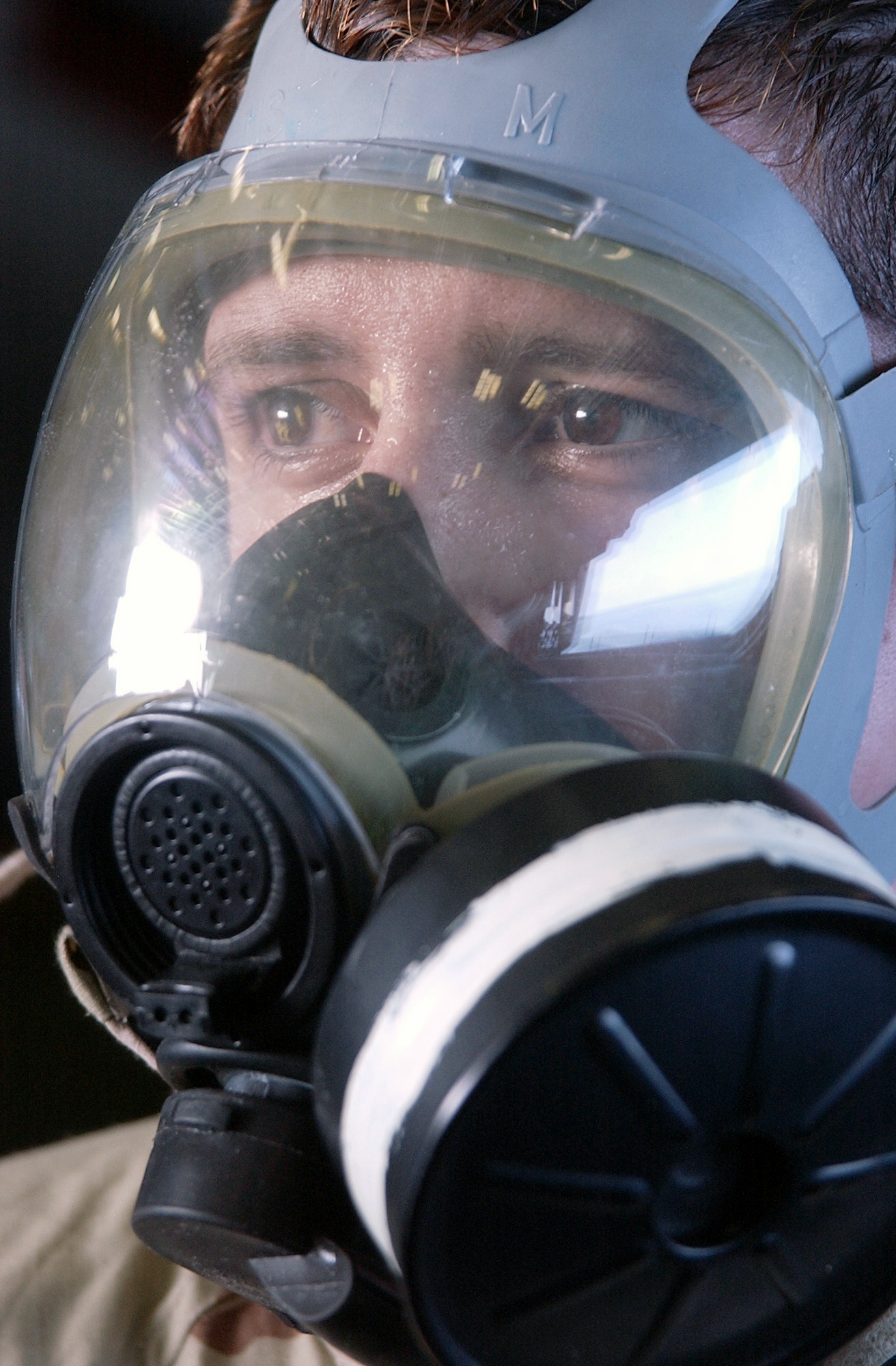 US Navy 021130-N-4142G-035 wearing a MCU-2P gas mask