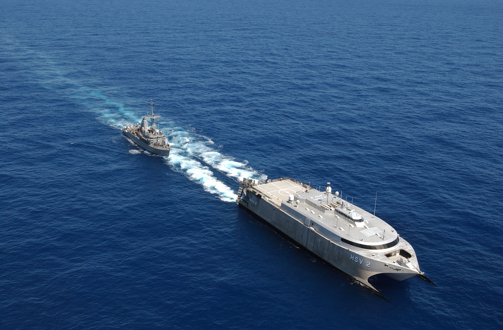 US Navy 040710-N-6551H-144 The High Speed Vessel (HSV) 2 Swift refuels the mine warfare ship USS Avenger (MCM 1)
