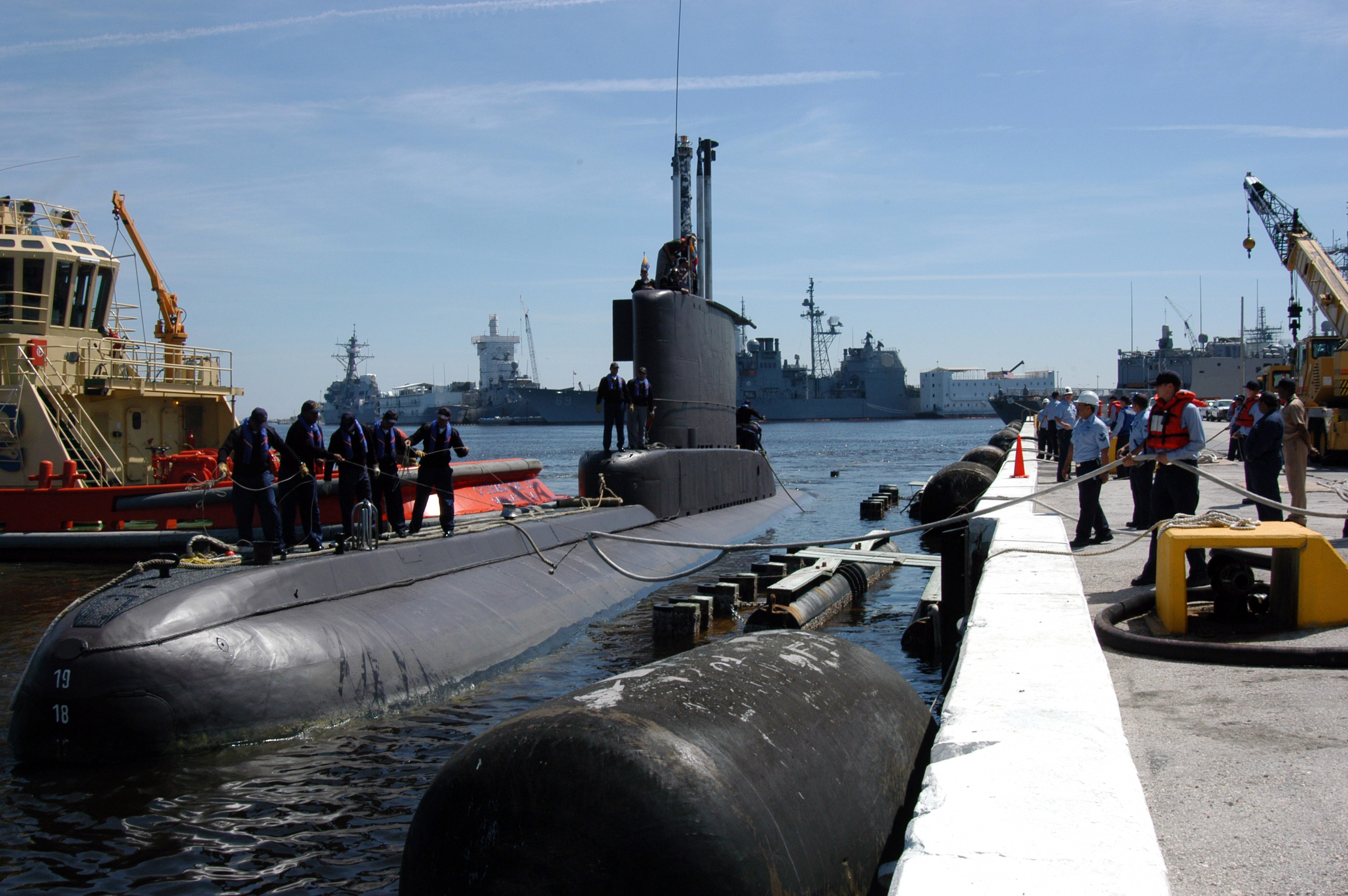 US Navy 050330-N-0507C-001 Crew members assigned to USS Underwood (FFG 36) assist the crew of the Colombian Navy submarine Pijao (SO 28) to pull in on board Naval Station Mayport, Fla
