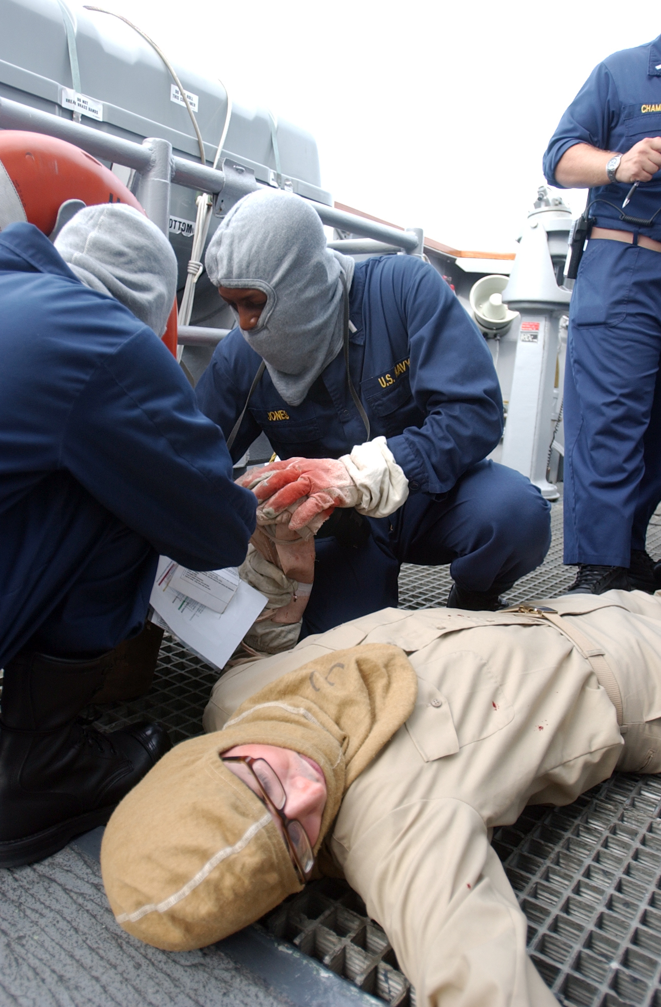 US Navy 080629-N-8943B-030 Crewmembers aboard the guided-missile frigate USS Simpson (FFG 56) treat a simulated casualty