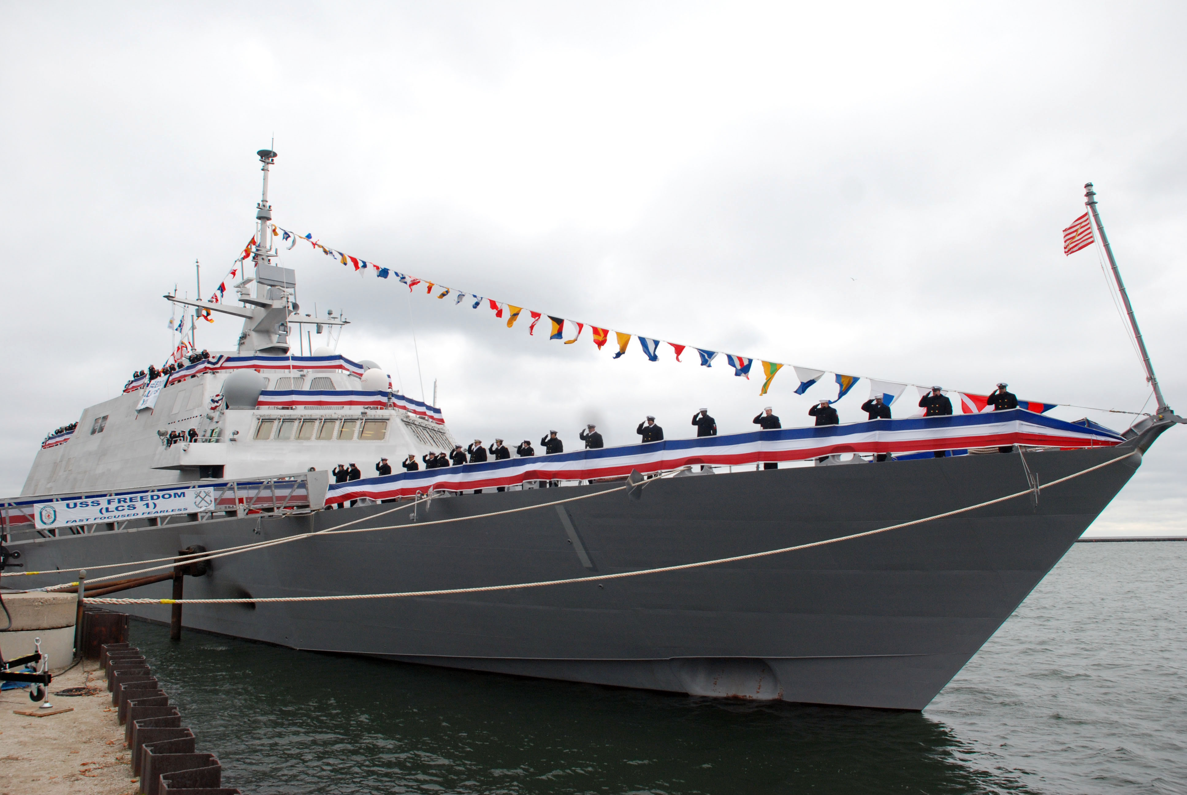 USS Freedom (LCS 1), the crew mans the rails