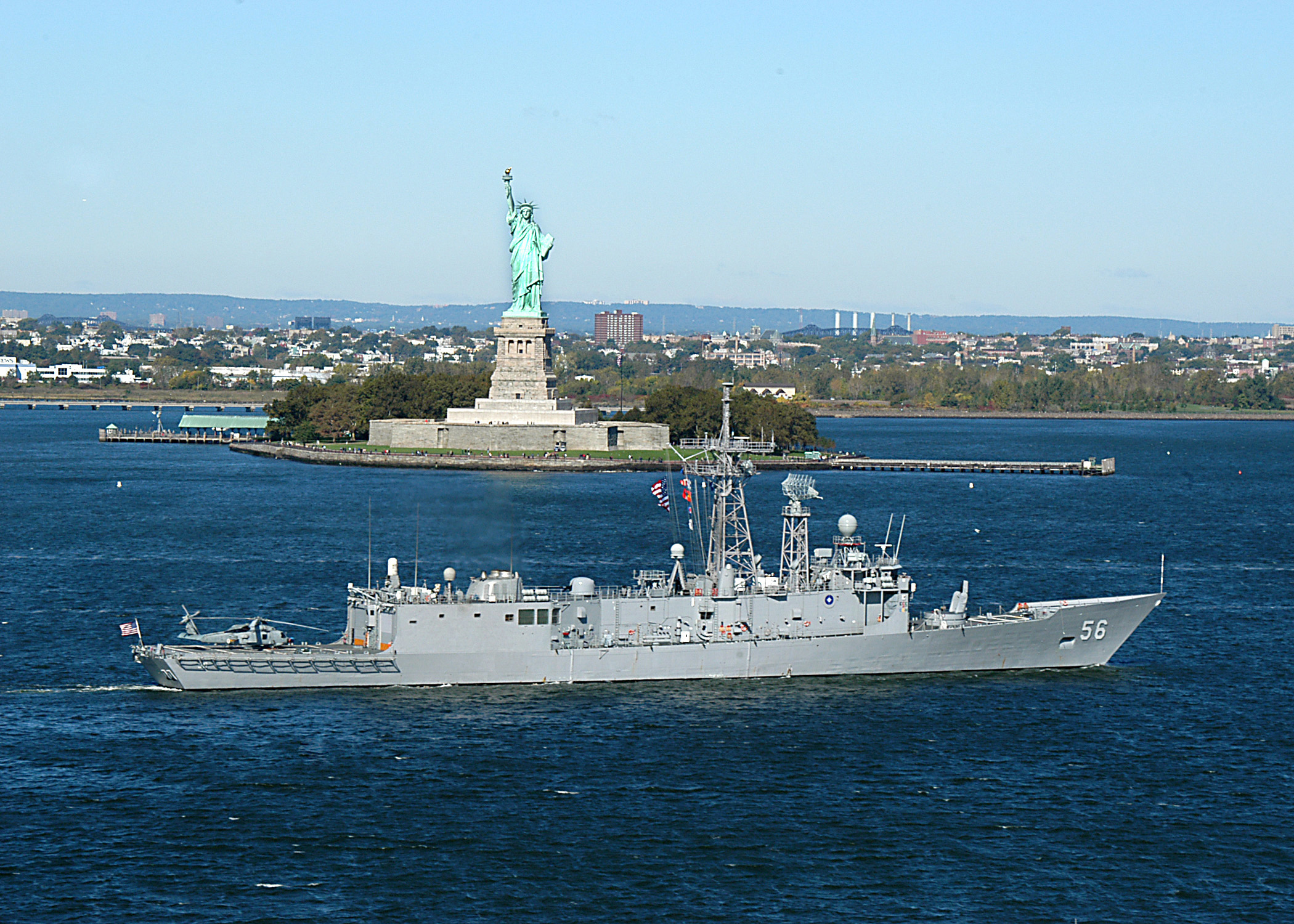 USS Simpson (FFG 56) sails past the Statue of Liberty