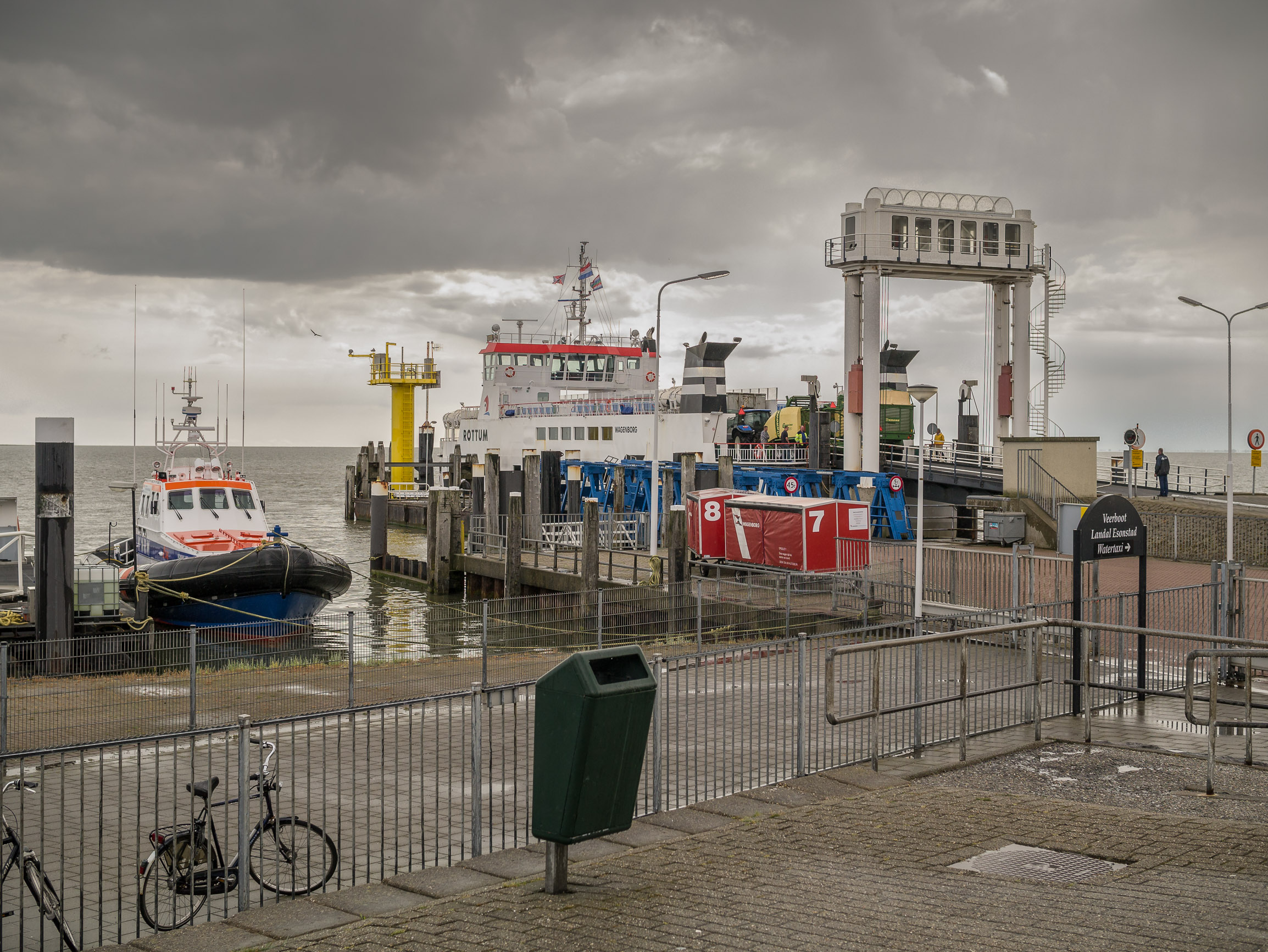 Veerboot in de haven van Schiermonnikoog