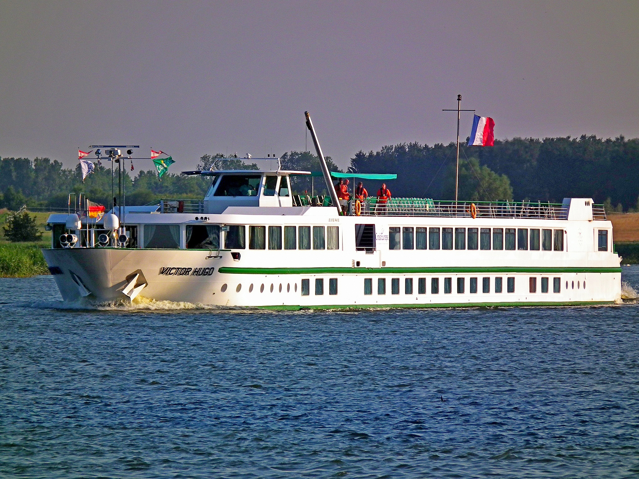 Victor Hugo (ship, 2000) 001